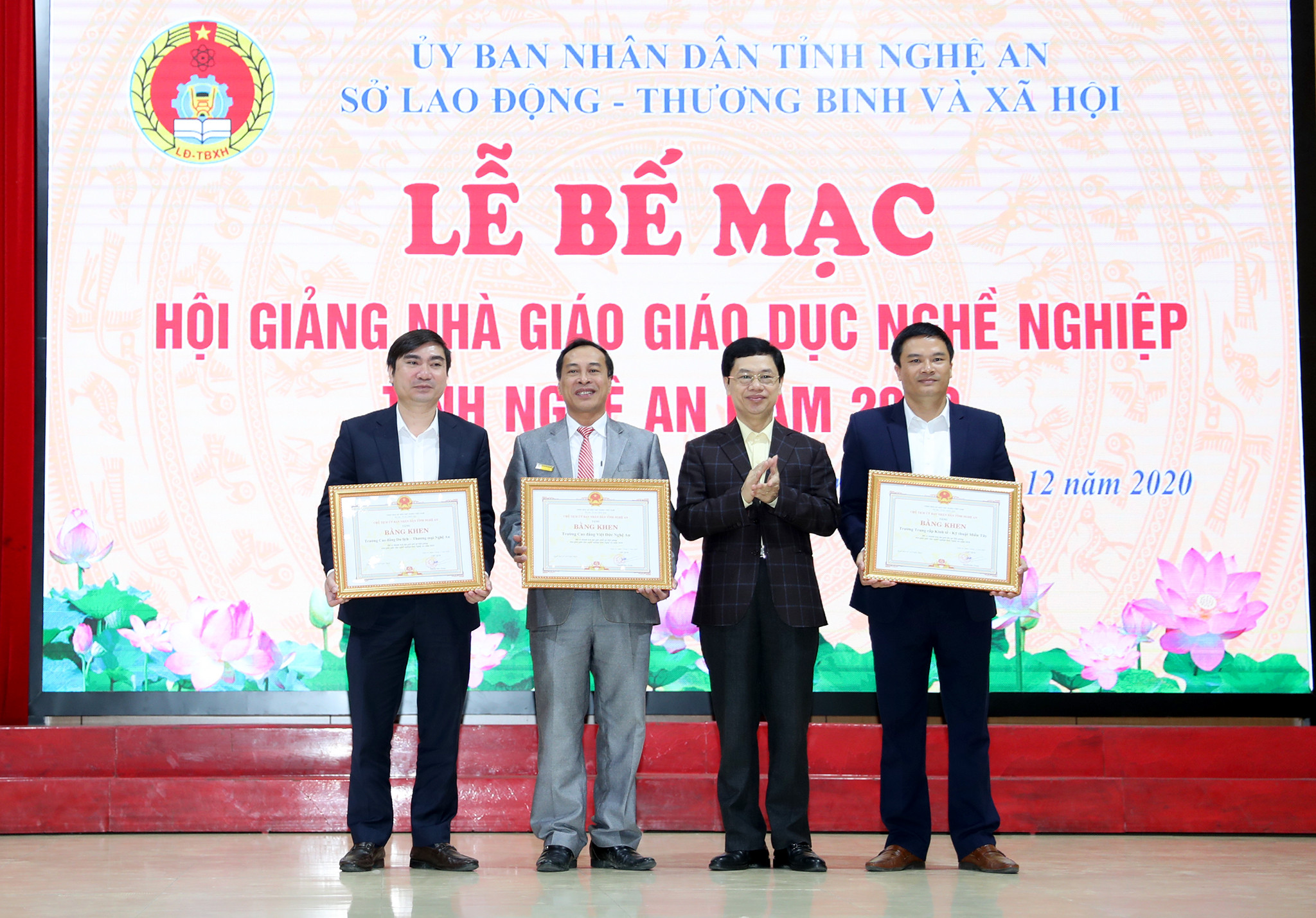 Đồng chí Nguyễn Xuân Sơn trao giải nhất, nhì, ba cho các tập thể xuất sắc. Ảnh: Đức Anh