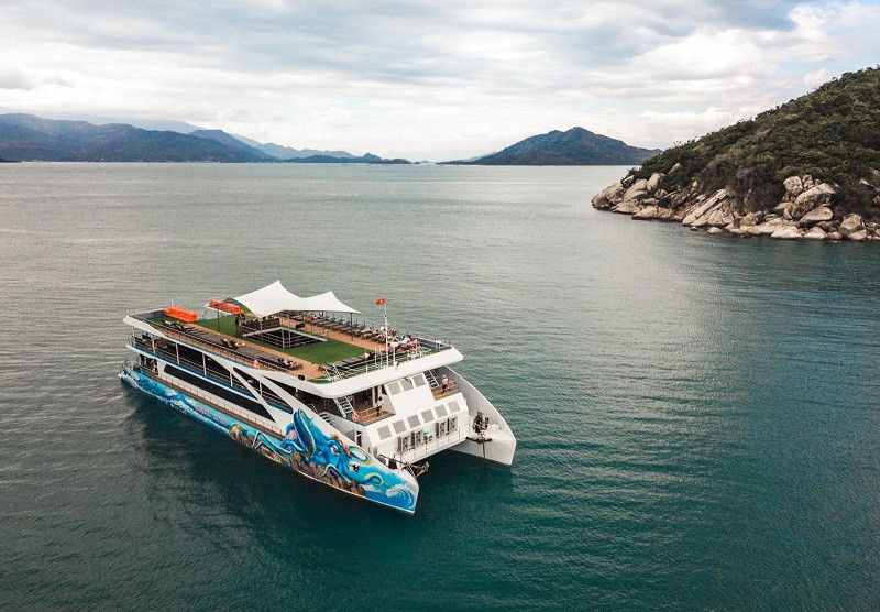 Du thuyền Seacat Catamaran đưa du khách khám phá hải trình ngắm vịnh thiên đường Nha Trang.