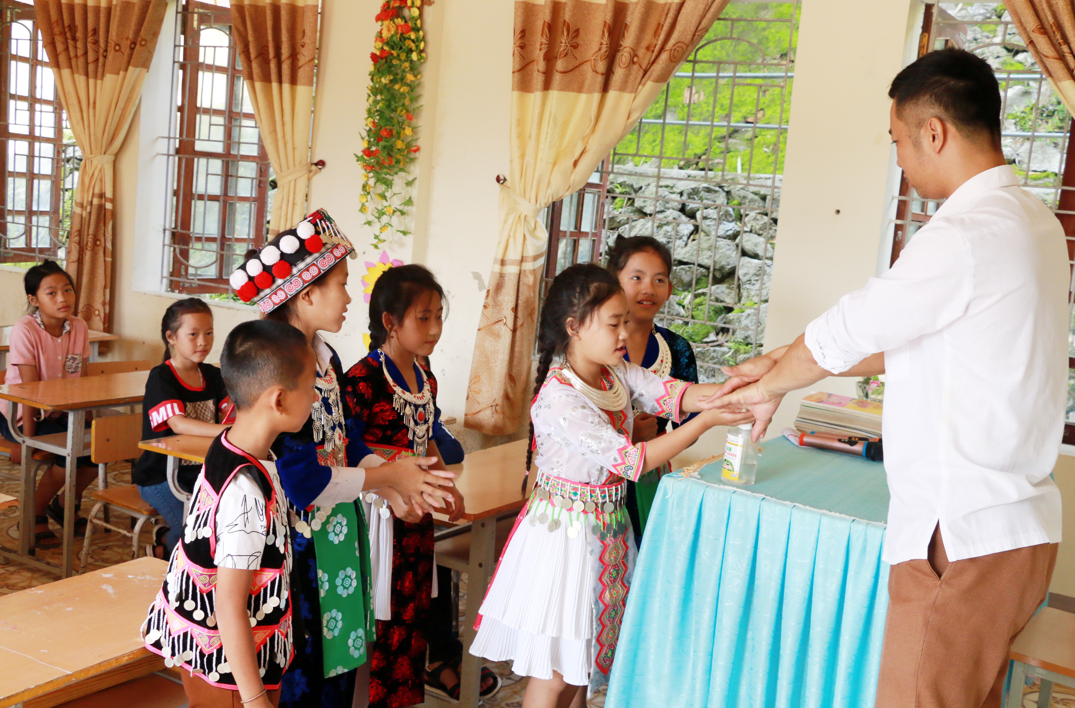 Học sinh Trường Tiểu học Nậm Cắn 2 (Kỳ Sơn) được hướng dẫn rửa tay để phòng chống dịch Covid - 19. Ảnh: MH