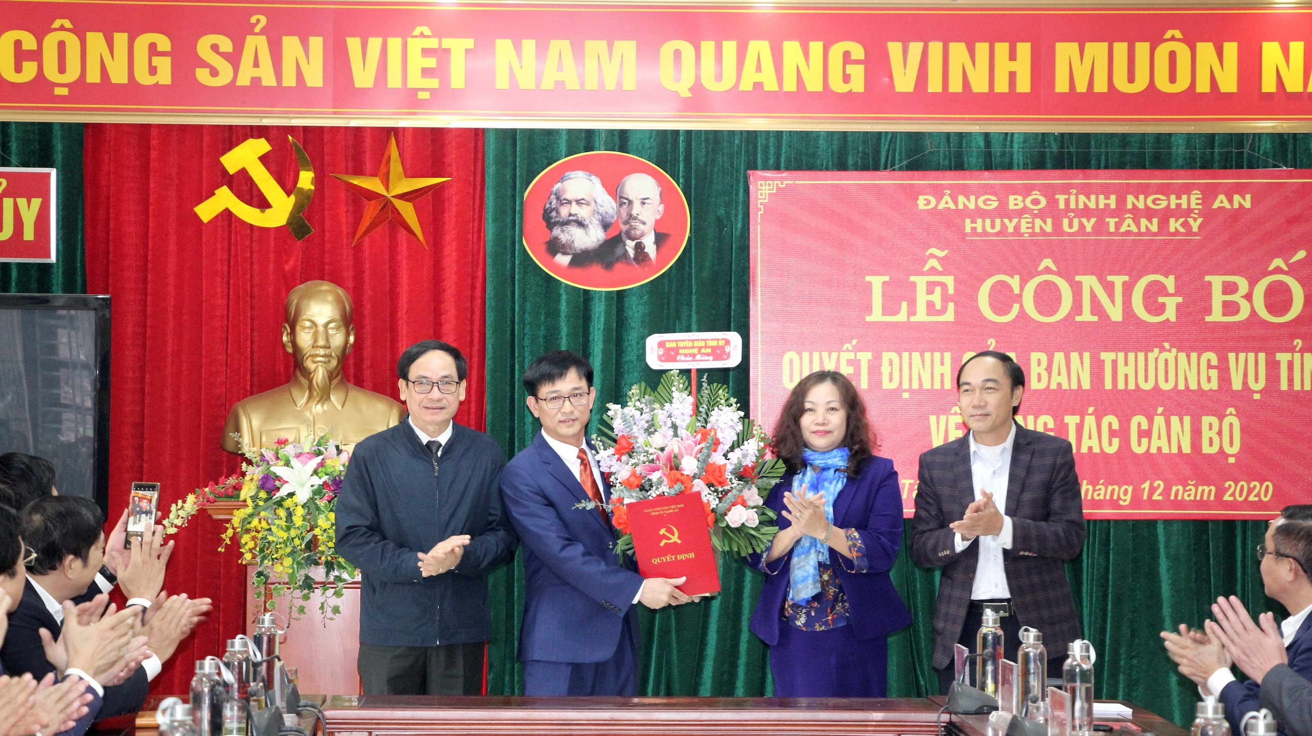 Lãnh đạo Ban Tuyên giáo Tỉnh ủy tặng hoa chúc mừng đồng chí Nguyễn Văn Thực. ẢNh Phương Thảo