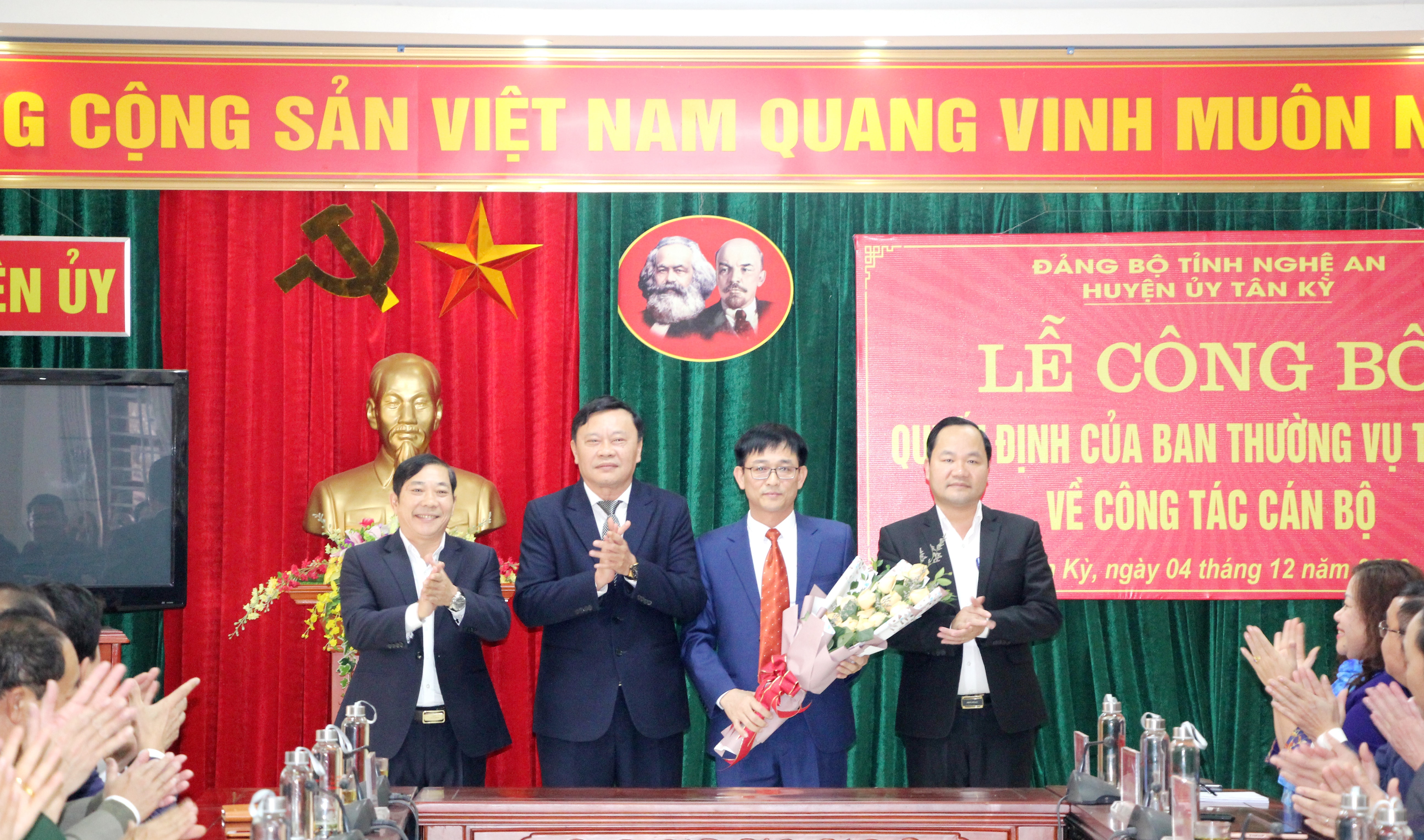 Thường trực Huyện ủy Tân Kỳ tặng hoa chúc mừng đồng chí Nguyễn Văn Thực. Ảnh Phương Thảo