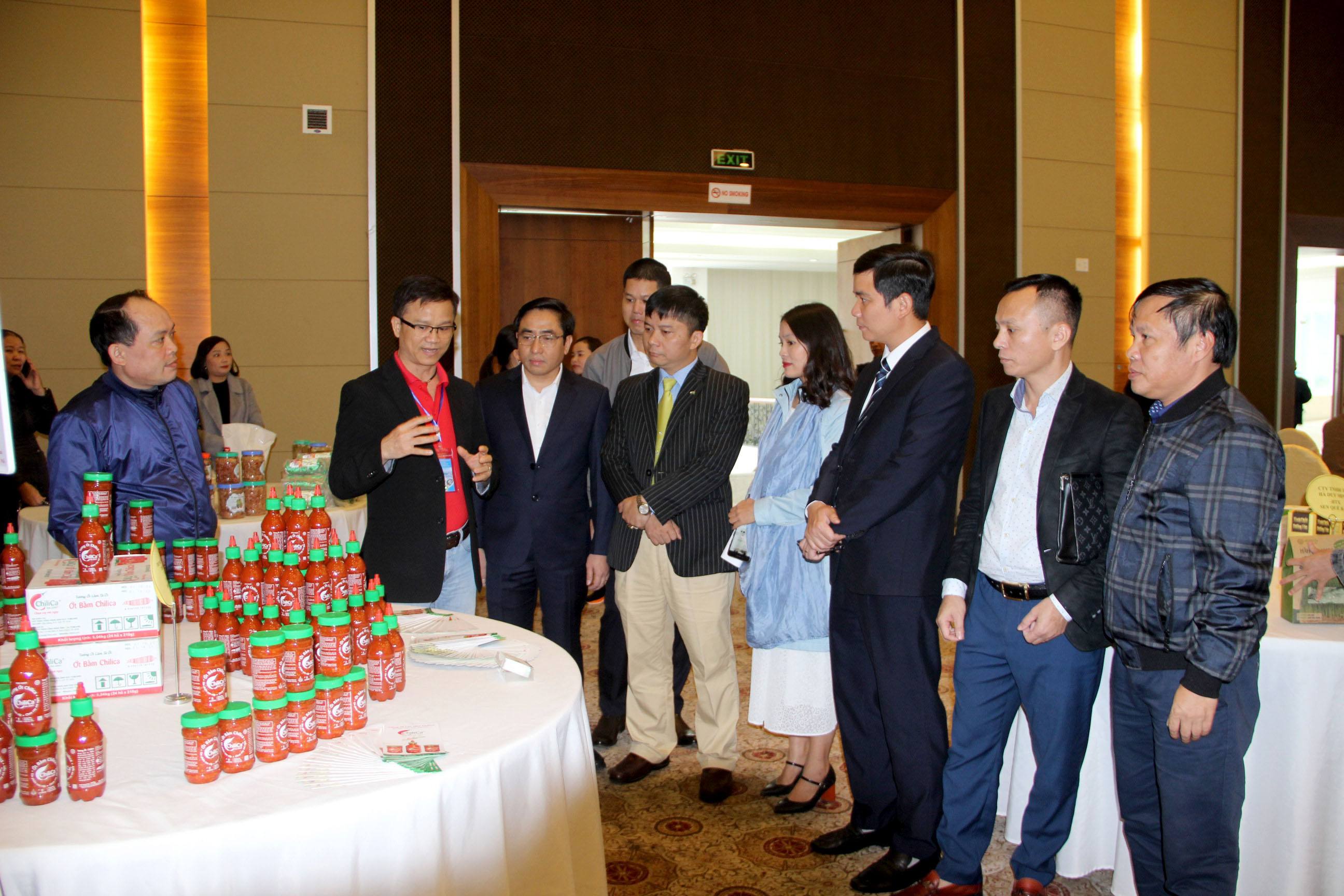 Các đại biểu tham quan các gian hàng được trưng bày tại hội thảo ảnh Quang An