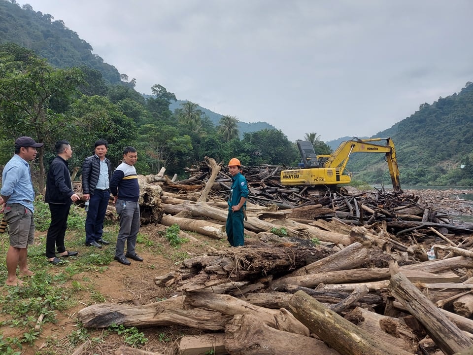 Để dọn được lượng rác khổng lồ trên sông Nậm Nơn, theo Công ty Thủy điện Bản Vẽ, đã phải mất vài lần mời thầu mới chọn được đơn vị đủ năng lực,là Công ty CP 