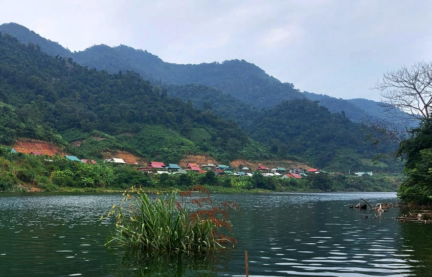 Nhờ được thu gom rác, bản Hòa Lý với đoạn sông Nậm Nơn ngang qua như một bức tranh tuyệt đẹp. Ảnh: Nhật Lân