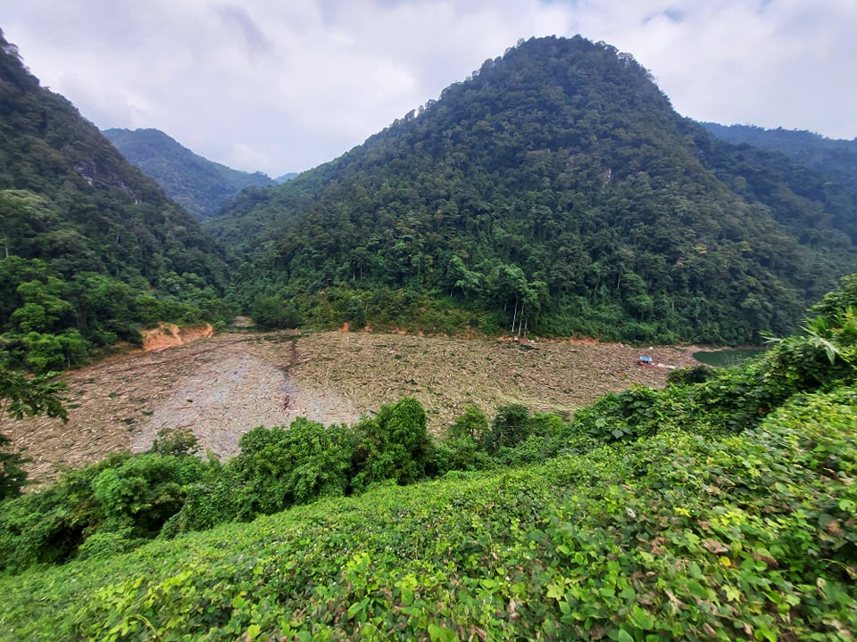 Cho đến ngày 4/12/2020, lượng rác trên sông Nậm Nơn còn rất lớn. Do nước sông lên cao, rác tập trung nhiều ở đoạn sông thuộc bản Xốp Tụ, kéo dài khoảng 1.000m. Ảnh: Nhật Lân.