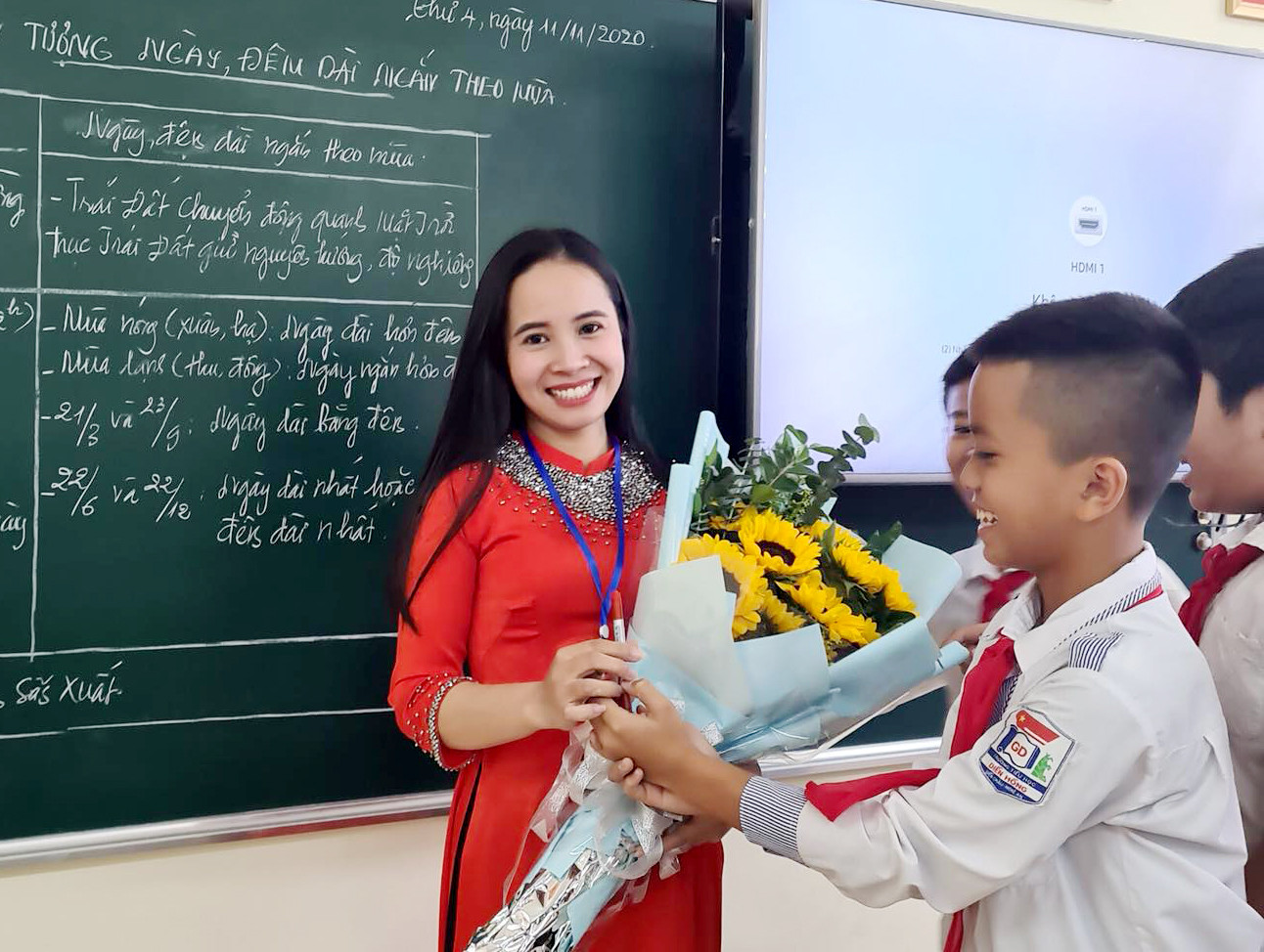Cô giáo Nguyễn Thị Thu Hiền và các học sinh của Trường THCS Diễn Hồng tại Hội thi giáo viên dạy giỏi tỉnh năm 2020. Ảnh: PV