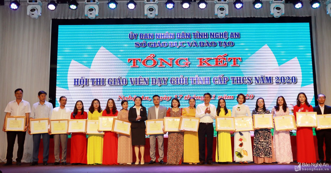 Giám đốc Sở Giáo dục và Đào tạo Nghệ An Thái Văn Thành khen thưởng cho những giáo viên đạt điểm cao nhất tại Hội thi giáo viên dạy giỏi tỉnh. Ảnh: MH