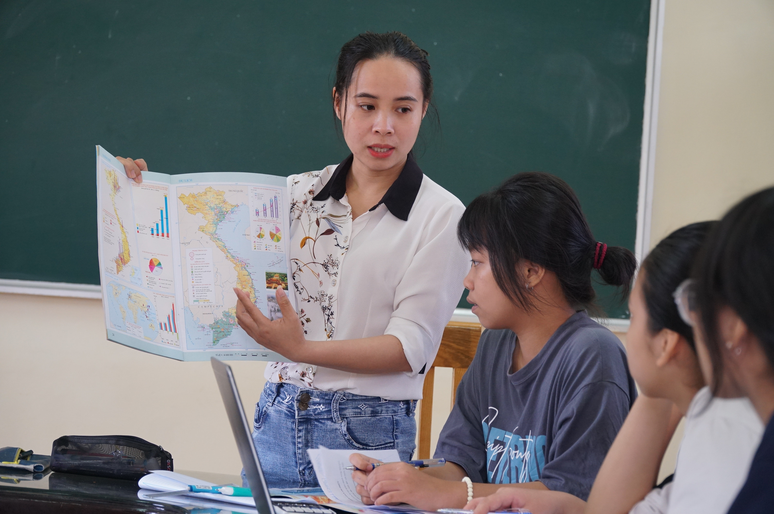 Cô giáo Nguyễn Thị Thu Hiền và đội tuyển học sinh giỏi Địa lý của Trường THCS Hà Huy Tập. Ảnh: MH