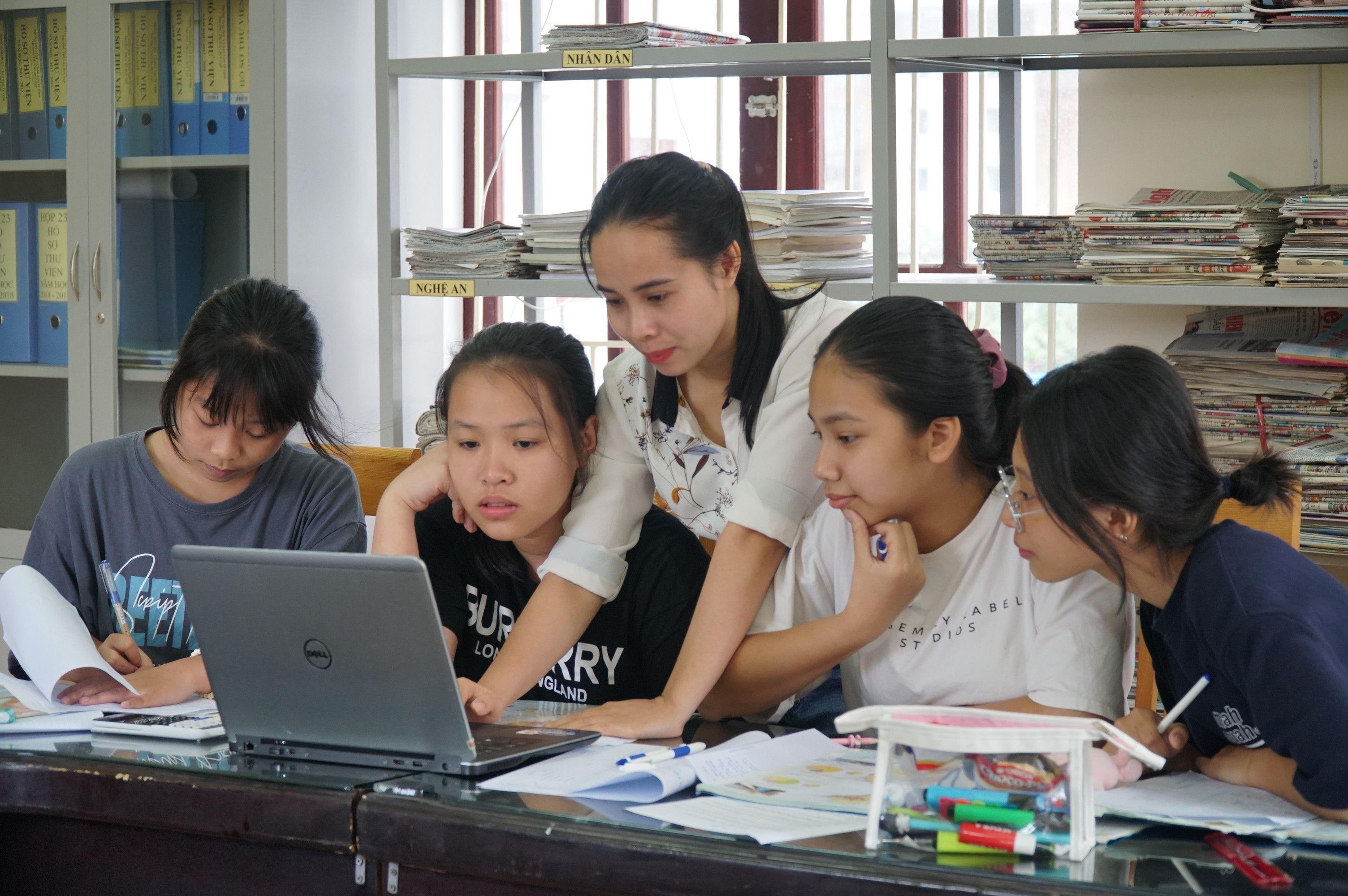 Là một giáo viên trẻ nhưng cô giáo Nguyễn Thị Thu Hiền đã có nhiều thành tích trong công tác bồi dưỡng học sinh giỏi. Ảnh: MH