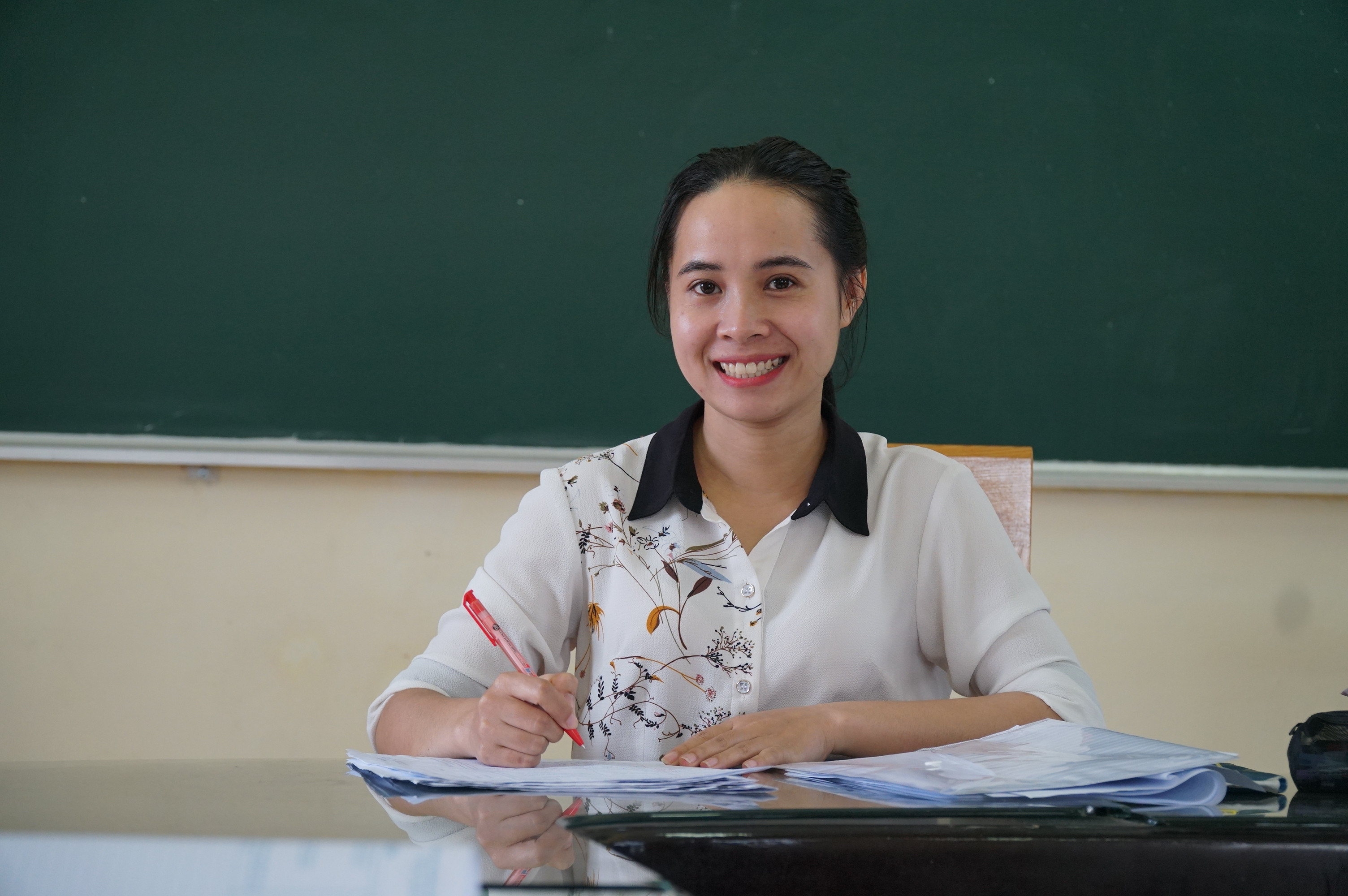 Cô giáo Nguyễn Thị Thu Hiền - tốt nghiệp loại giỏi tại Trường Đại học Vinh. Sau đó là một trong bốn giáo viên được xét tuyển vào công tác tại Trường THCS Hà Huy Tập. Ảnh: MH