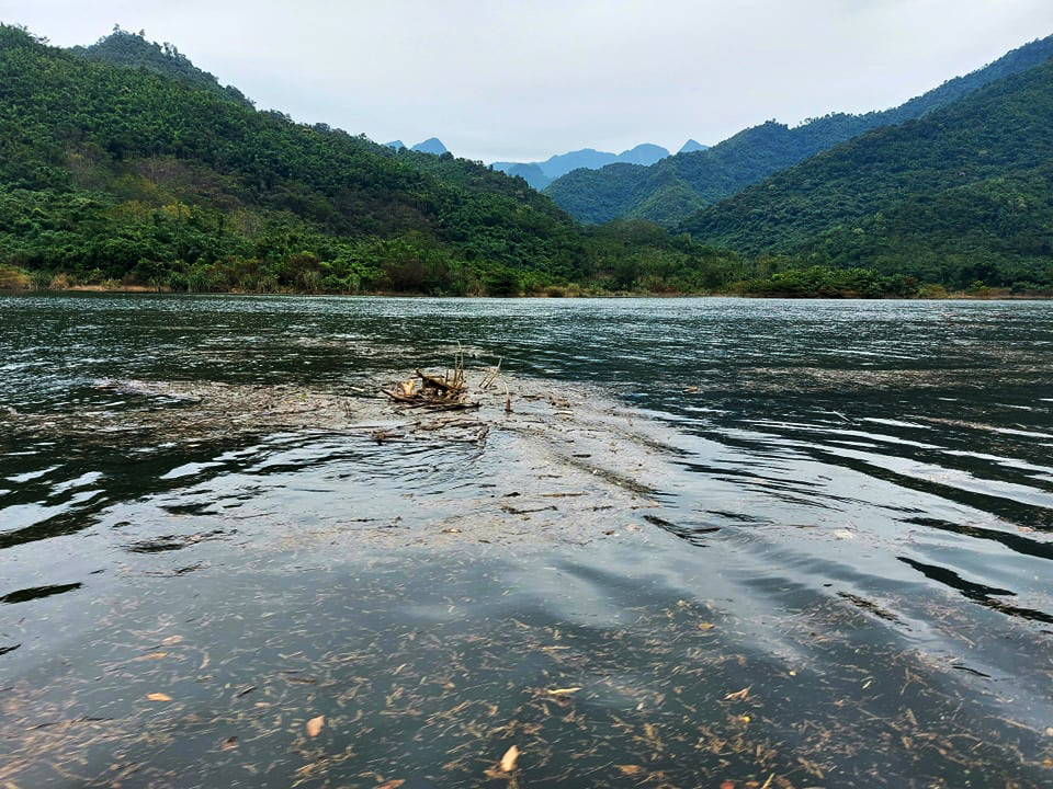 Tuy nhiên, ở nhiều vị trí trong lòng hồ có nhiều rác bẩn lưu cữu. Ảnh: Nhật Lân