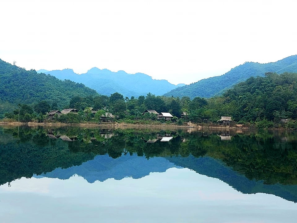 Mùa này bề mặt hồ thủy điện Hủa Na (Quế Phong) phẳng như một tấm gương. Phong cảnh nơi đây thật đẹp. Ảnh Nhật Lân