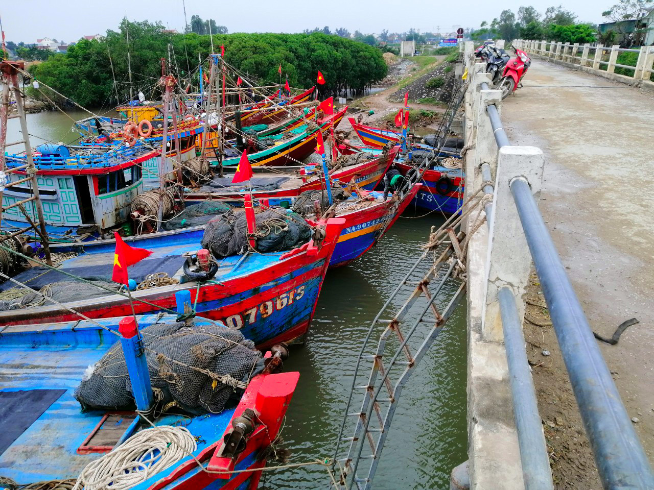 Cầu Diễn Kim lại bị ngư dân chiếm dụng làm nơi neo đậu tàu thuyền. Ảnh: Nguyên Châu
