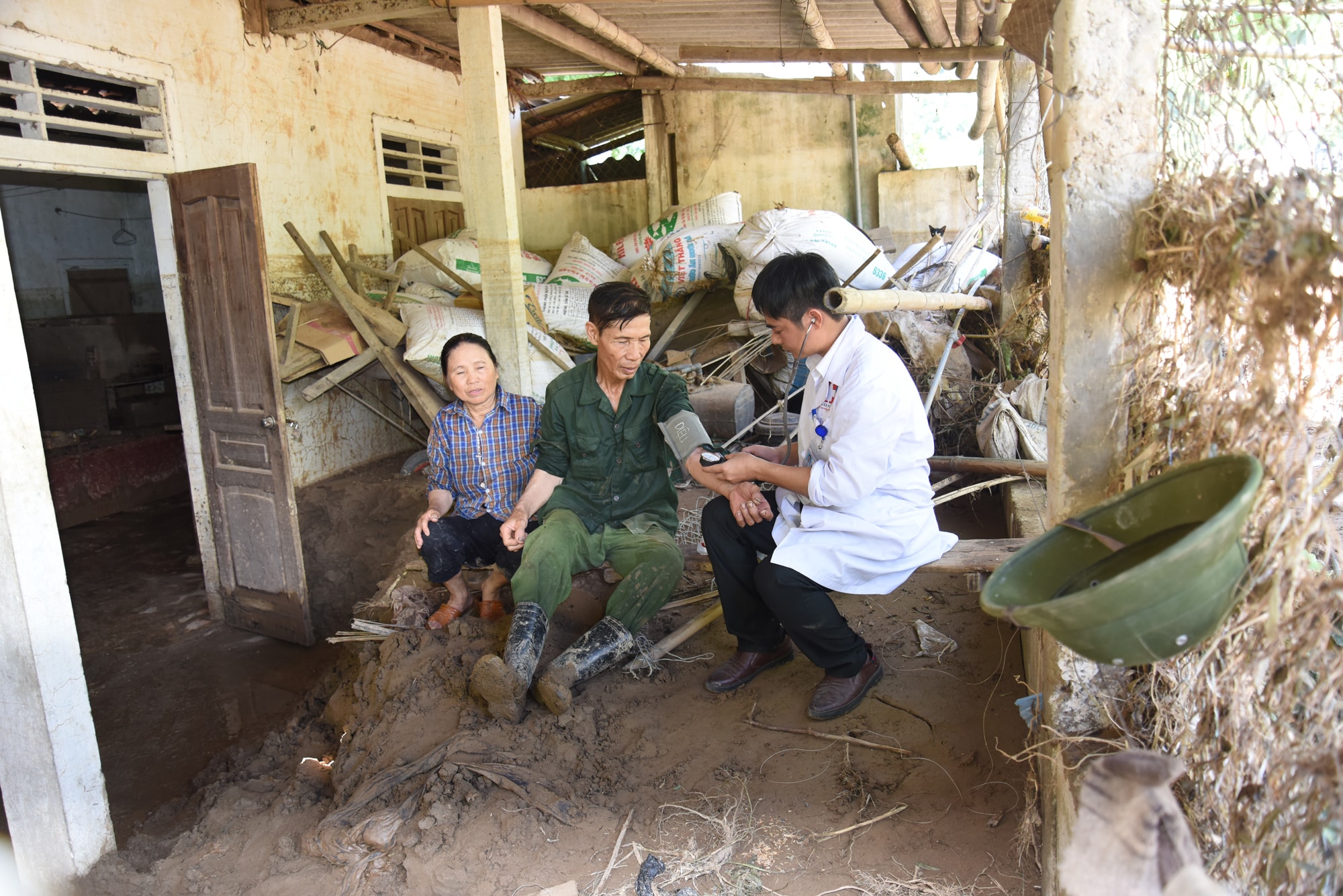 Hội Thầy thuốc trẻ tỉnh Nghệ An khám chữa bệnh cho người dân bị thiên tai ở huyện Kỳ Sơn. Ảnh: Thành Chung