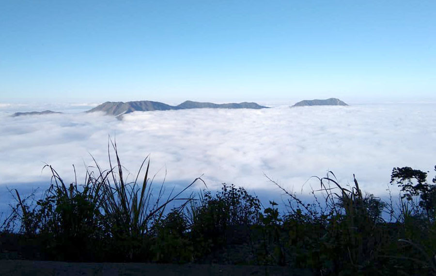 Sáng 6/12, biển mây bao phủ các đỉnh núi thuộc địa bàn xã Na Ngoi, huyện Kỳ Sơn. Ảnh: Phương Linh