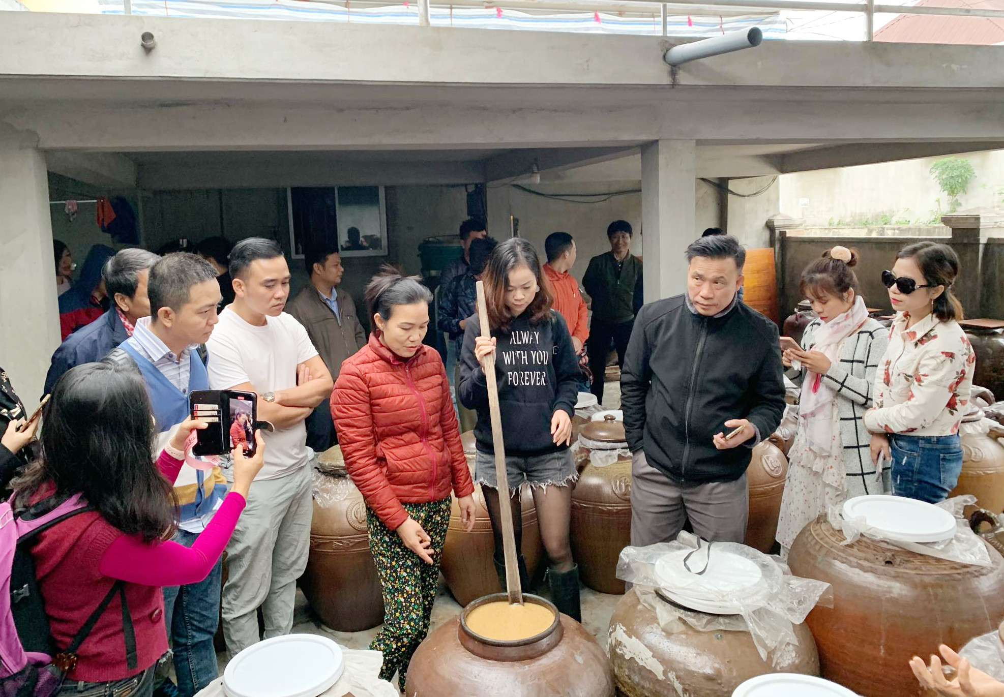 Các thành viên Đoàn công tác Tổng Cục Du lịch nghe thuyết minh tại Khu Di tích Quốc gia đặc biệt Kim Liên. Ảnh tư liệu: Tường Anh