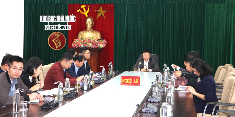 Đồng chí Bùi Đình Long - Phó Chủ tịch UBND tỉnh chủ trì Hội nghị trực tuyến về đẩy nhanh tiến độ giải ngân đầu tư công từ vốn vay nước ngoài từ điểm cầu Nghệ An. Ảnh: Nguyễn Hải. Ảnh: Nguyễn Hải