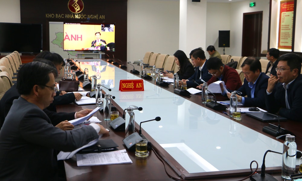 Đại diện các sở ngành Nghệ An theo dõi Hội nghị trực tuyến đôn đốc giải ngân đầu tư công nguồn vốn vay nước ngoài tháng 11. Ảnh: Nguyễn Hải