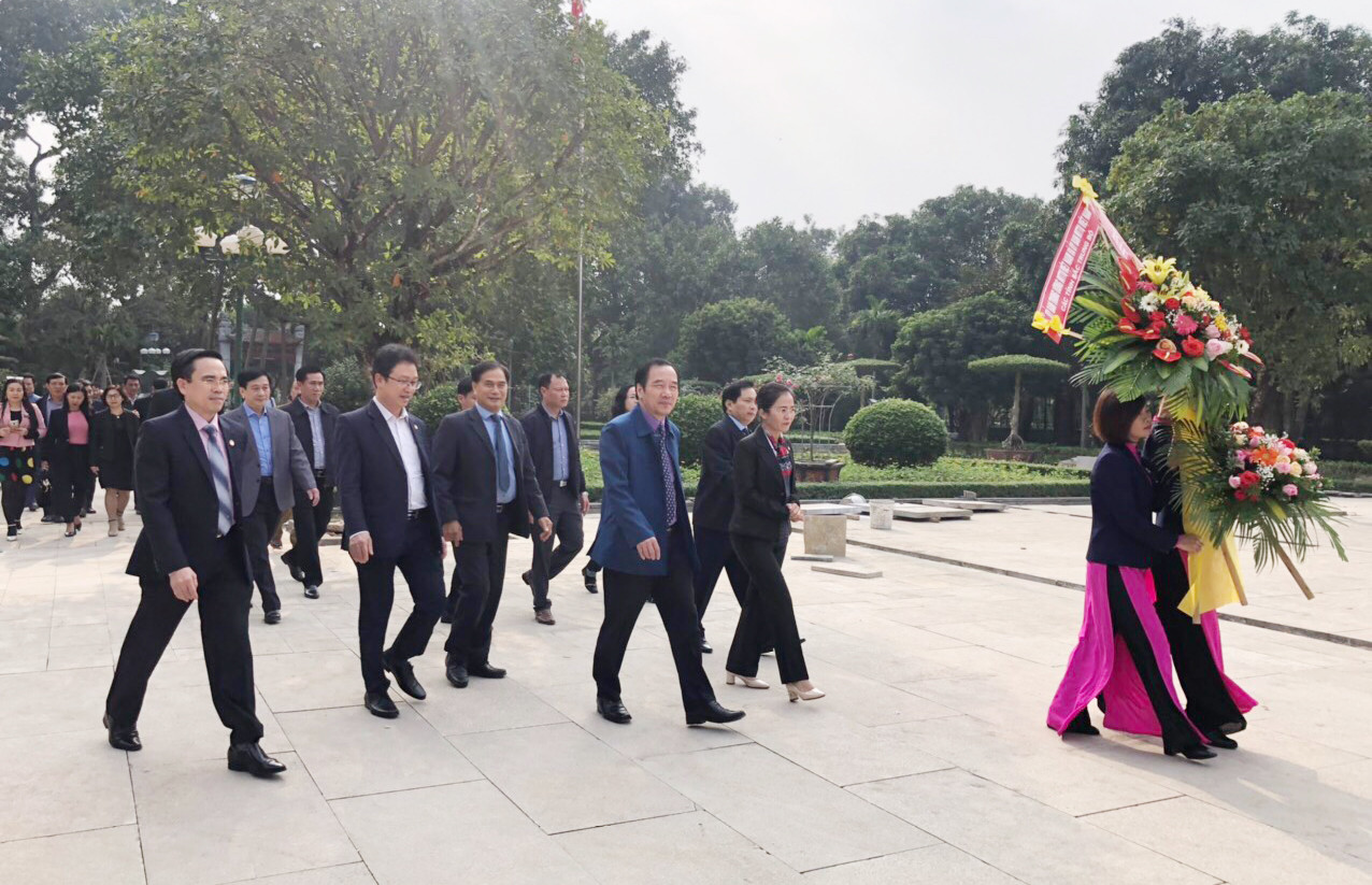 Đoàn đại biểu dâng hoa tưởng niệm Chủ tịch Hồ Chí Minh. Ảnh: Duy Thành
