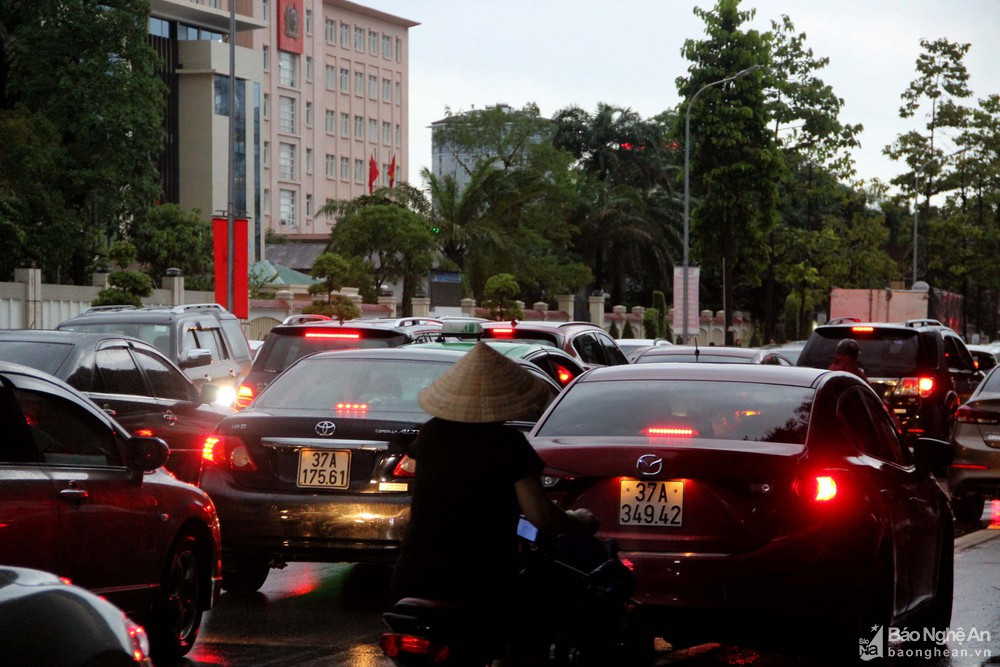 Nghệ An có hơn 130.000 ô tô, trong đó 70% tập trung ở thành phố Vinh. Ảnh tư liệu Quang An