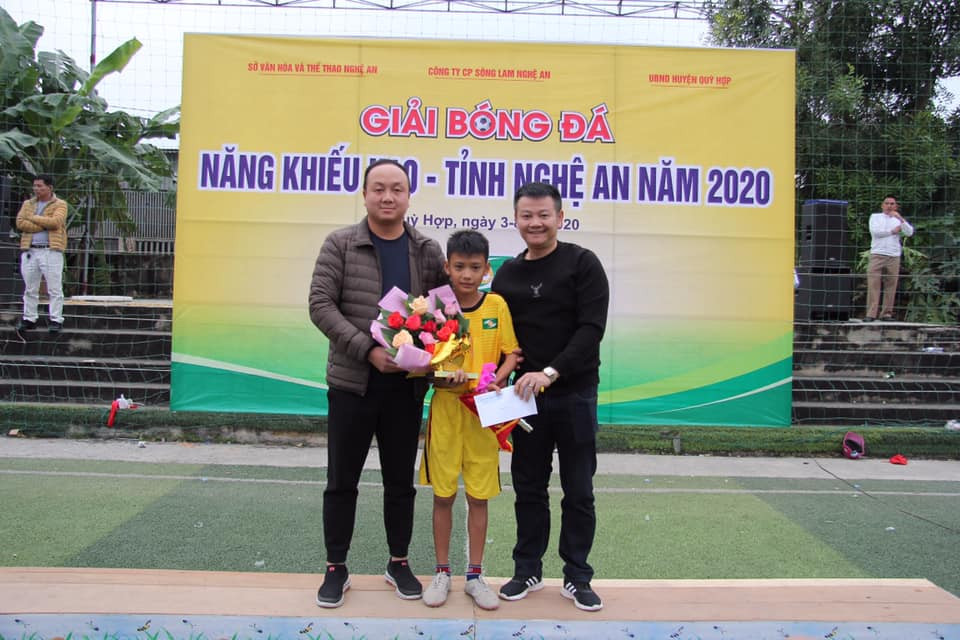 HLV Phạm Văn Quyến trao giải cho cầu thủ xuất sắc nhất. Ảnh: Bá Tuấn