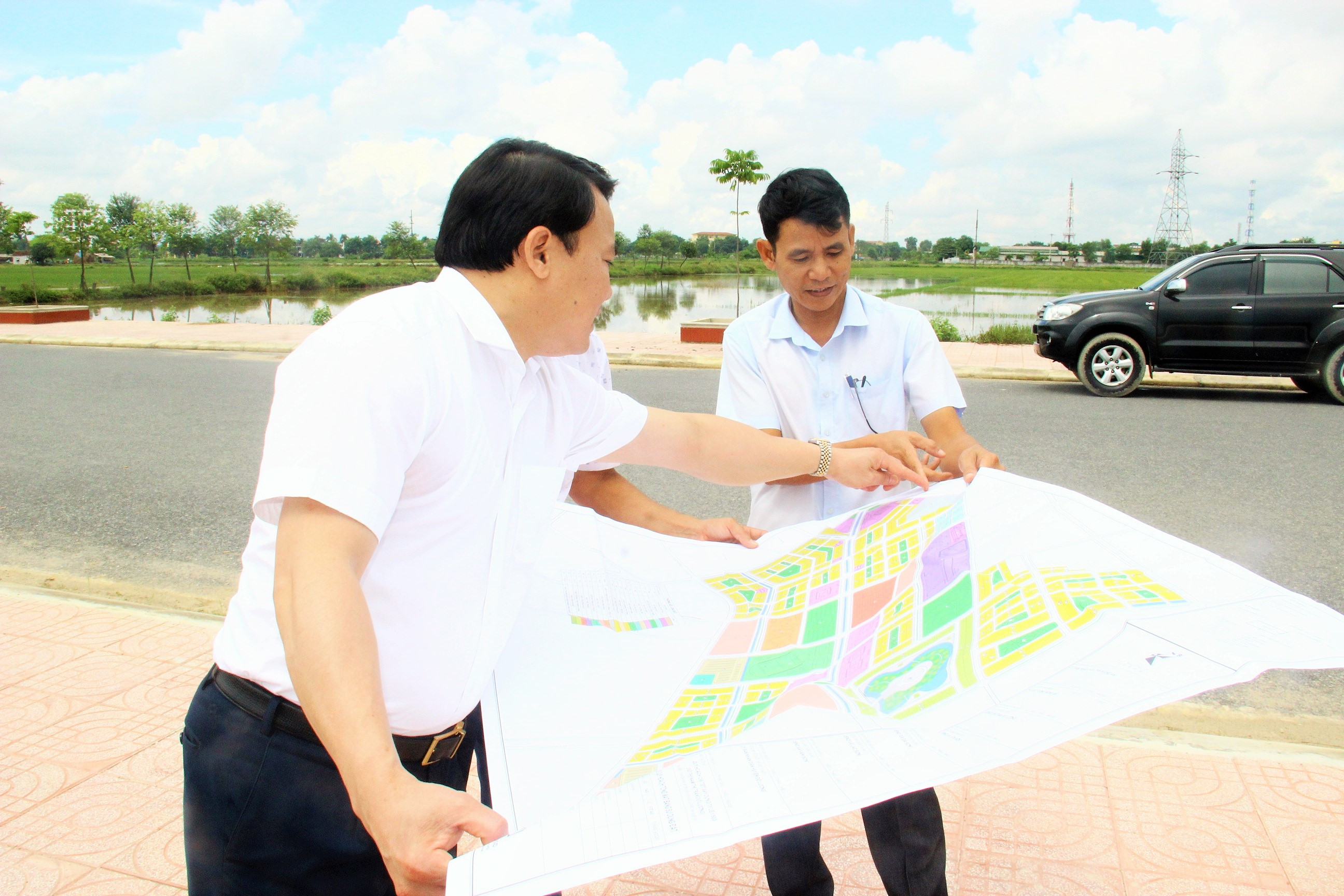 Lãnh đạo huyện Đô Lương kiểm tra việc quy hoạch mở rộng thị trấn Đô Lương. Ảnh: Hoàng Vĩnh