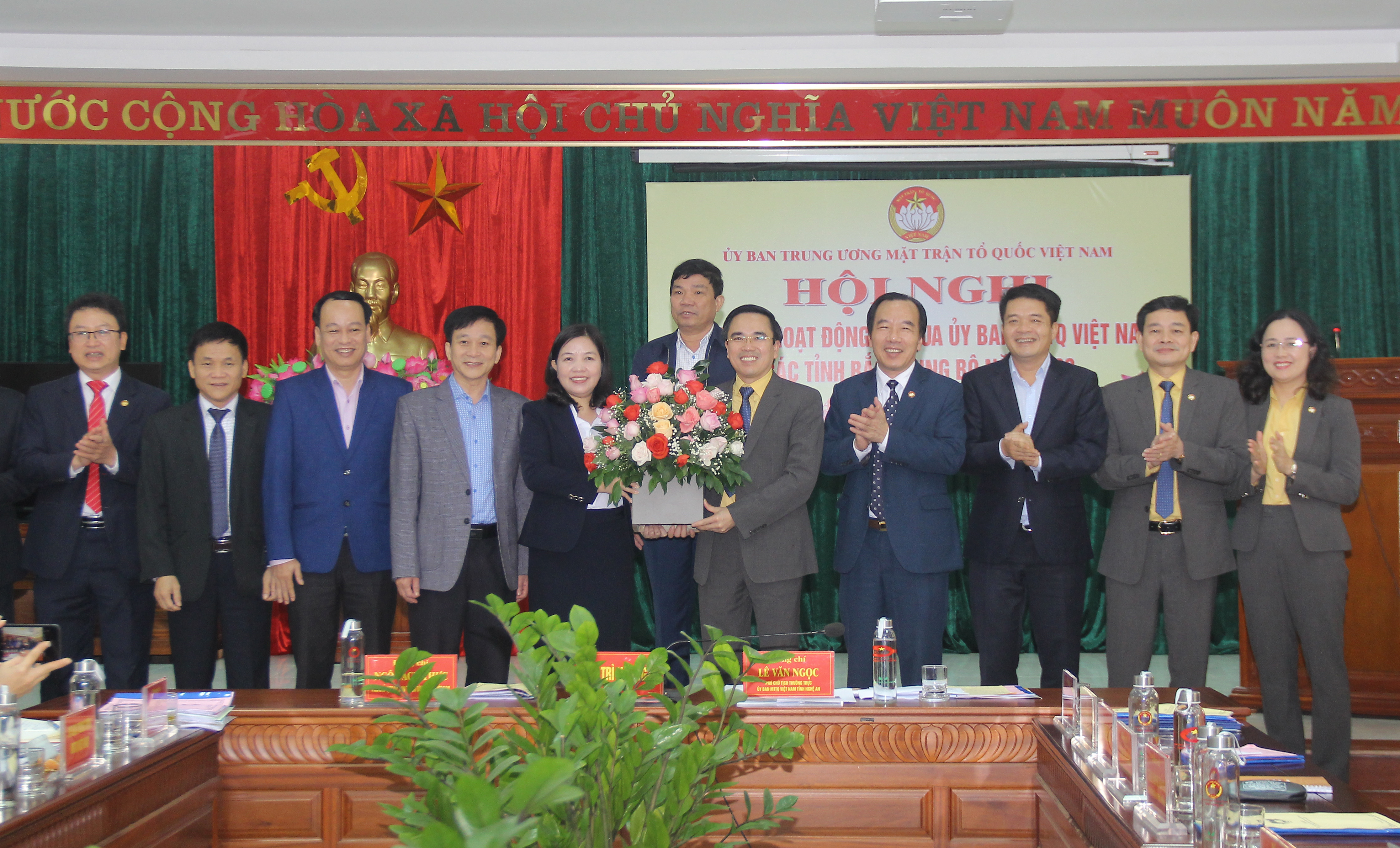Lãnh đạo UBMTTQ Việt Nam tỉnh Nghệ An - đơn vị cụm trưởng năm 2020 bàn giao nhiệm vụ cụm trưởng năm 2021 cho đơn vị tỉnh Thanh Hóa. Ảnh: Mai Hoa