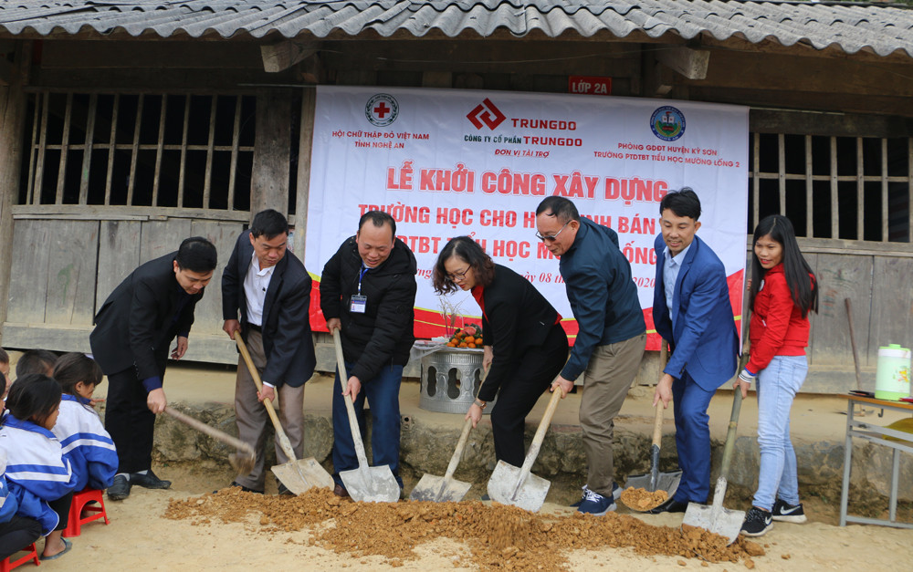 Các đại biểu làm nghi thức động thổ khởi công xây dựng Phòng học bán trú tại bản Sa Lầy 2, xã Mường Lống. Ảnh: Nguyễn Hải