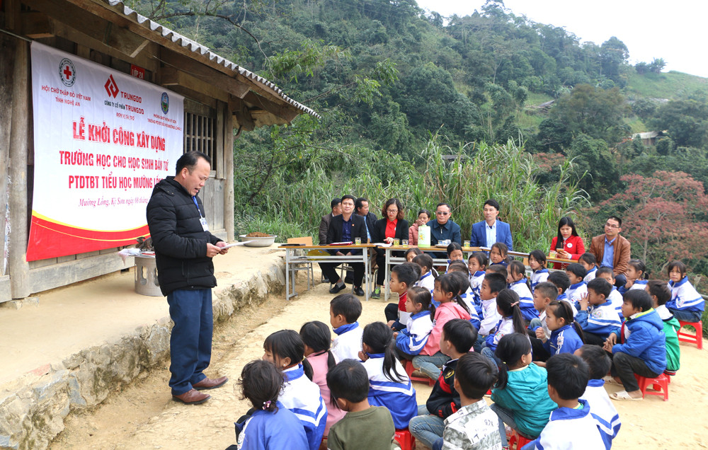 Thầy Lầu Bá Tu- Hiệu trưởng Trường Tiểu học Mường Lống 2 phát biểu tại lễ khởi công xây dựng Phòng học bán trú. Ảnh: Nguyễn Hải
