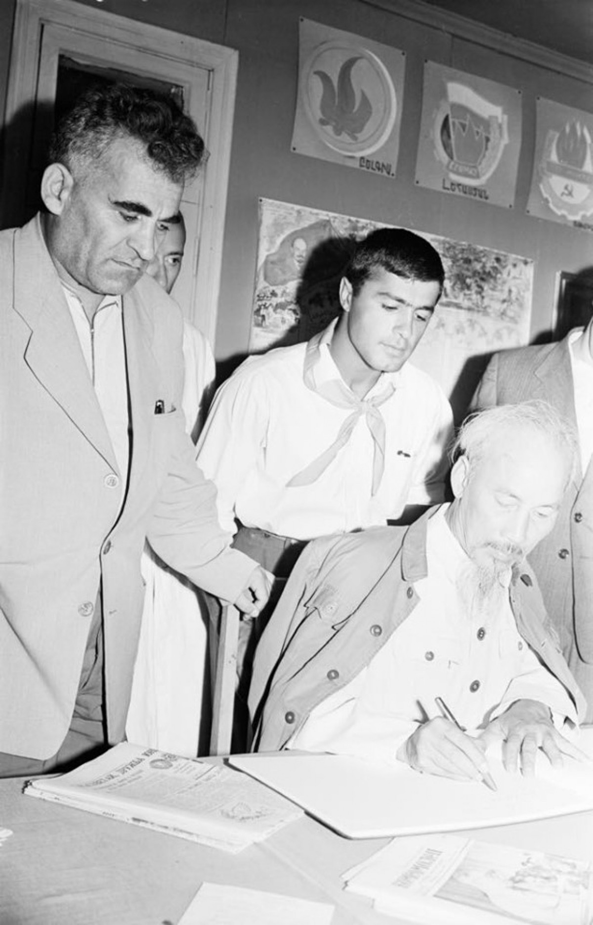 Chủ tịch Hồ Chí Minh tại trại thiếu niên ở thị trấn Hankavan. Đứng cạnh Người là ông Suren Tovmasyan – Bí thư thứ nhất Đảng Cộng sản Armenia. Ông Tovmasyan về sau trở thành Đại sứ Liên Xô tại Việt Nam trong nhiệm kỳ 1961-1964. (Ảnh do Đại sứ Kazhoyan cung cấp).