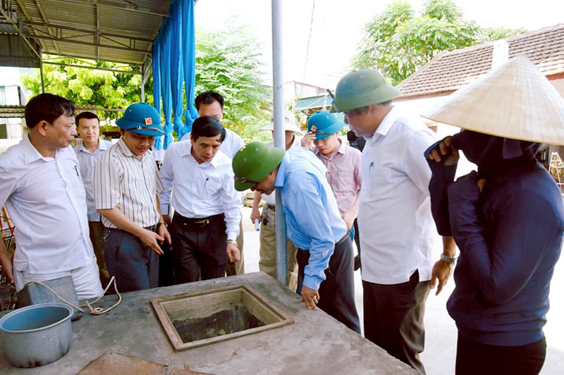 Lãnh đạo ngành y tế và huyện Diễn Châu thực hiện kiểm tra, giám sát công tác phòng chống ở xã Diễn Ngọc. Ảnh: Thành Chung