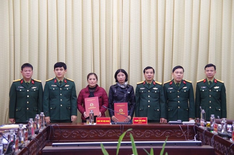 Các đồng chí trong thượng vụ Đảng ủy Bộ CHQS tỉnh trao quyết định tuyển dụng cho các thân nhân liệt sỹ