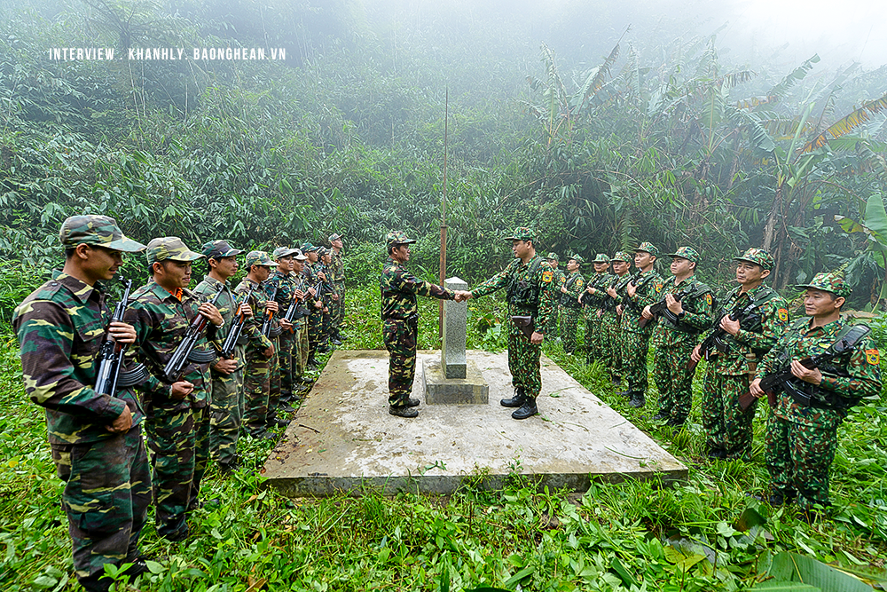 Đồn Biên phòng Tam Hợp phối hợp với Đại đội Biên phòng 251 - Lào tuần tra song phương. Ảnh: Hải Thượng