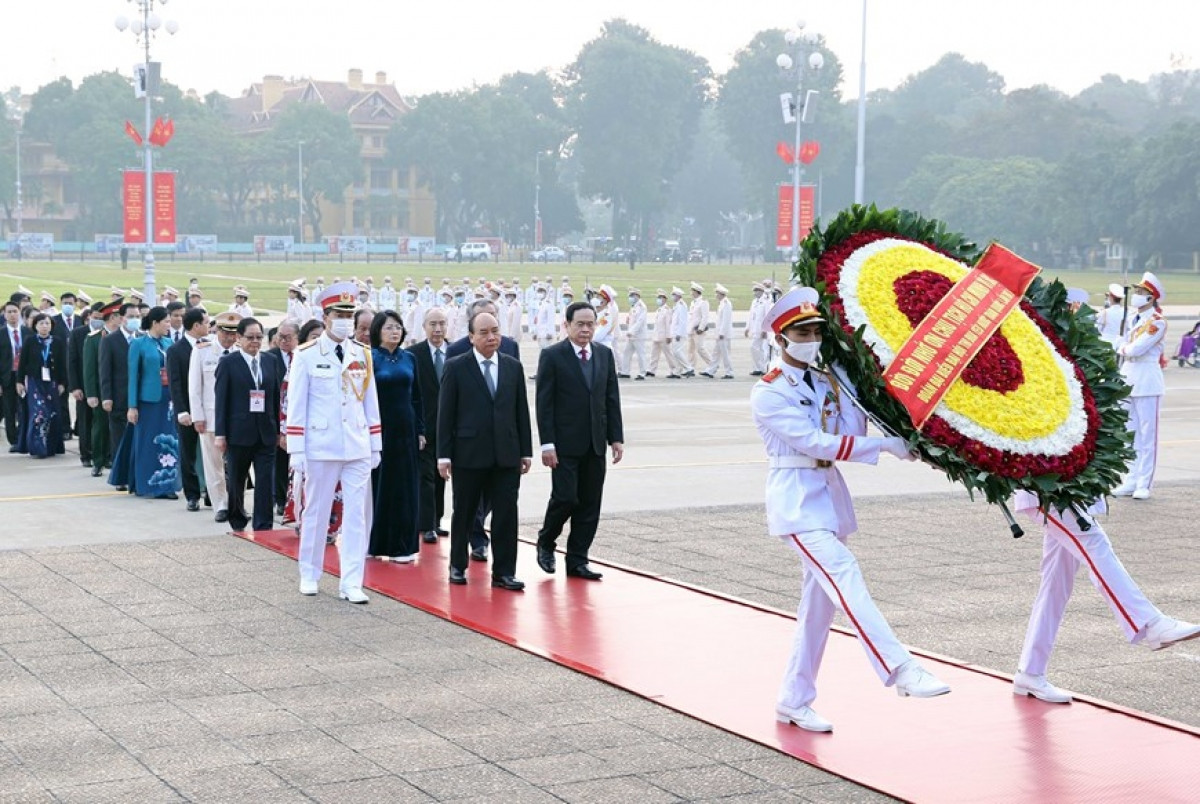 Các đại biểu vào Lăng viếng Chủ tịch Hồ Chí Minh. Ảnh: TTXVN