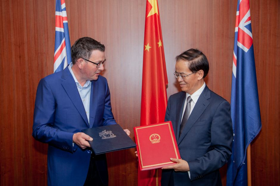 Thủ hiến bang Victoria Daniel Andrews và Đại sứ Trung Quốc tại Australia Thành Cạnh Nghiệp ký thỏa thuận triển khai “Vành đai, Con đường” năm 2018. Ảnh: ASPI Strategy