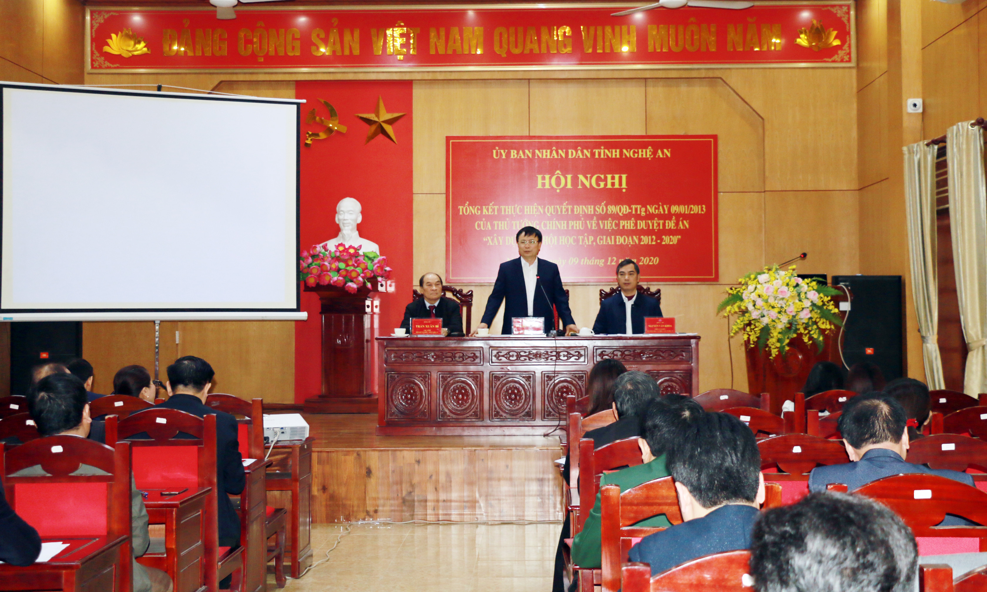 Đồng chí Phó Chủ tịch UBND tỉnh Bùi Đình Long phát biểu chỉ đạo hội nghị. Ảnh: MH
