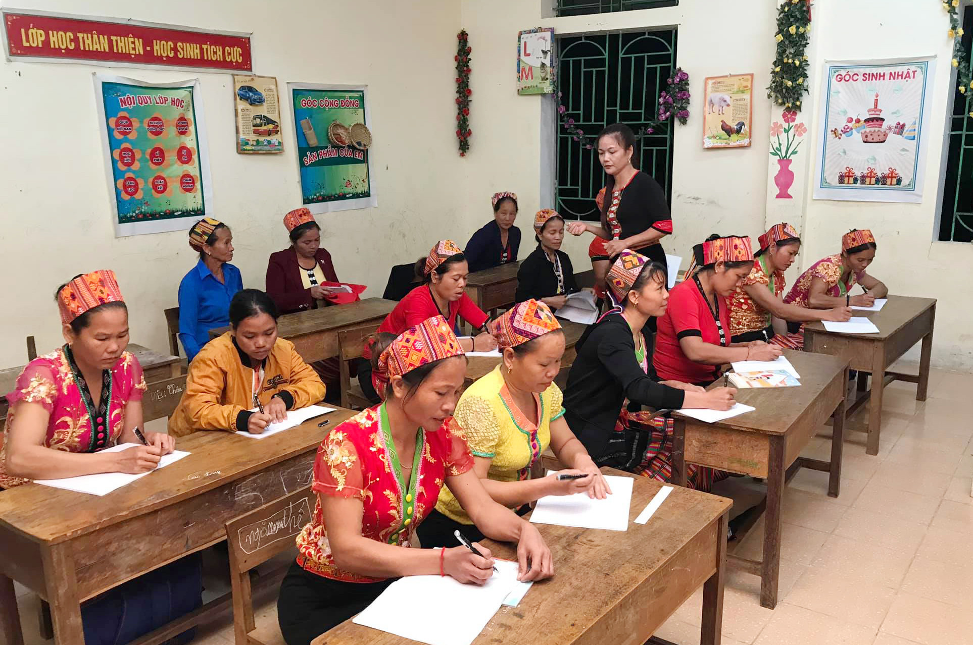 Một lớp học xóa mù chữ cho phụ nữ xã Cam Lâm, huyện Con Cuông. Ảnh: PV.