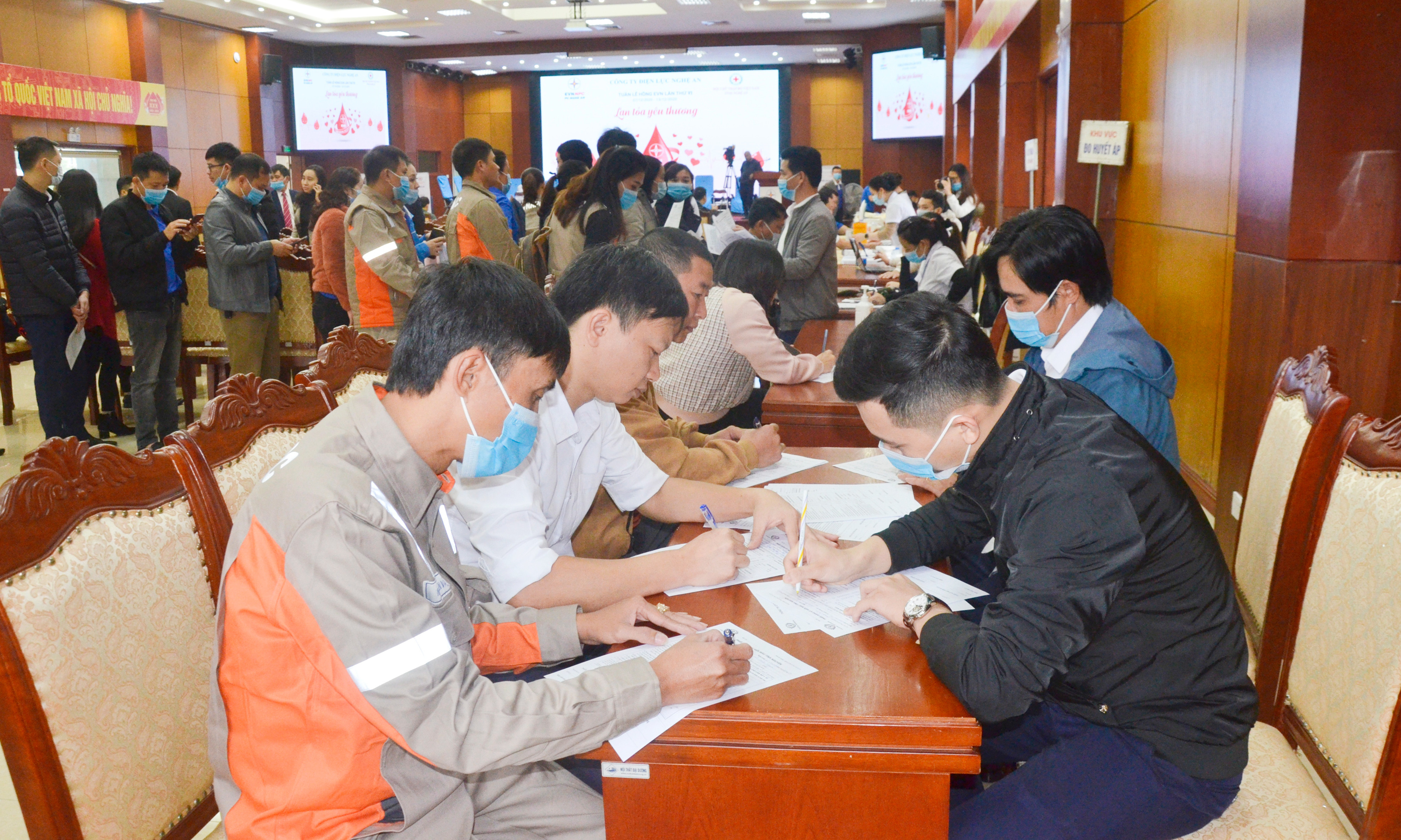 Cán bộ công chức người lao động Công ty Điện lực Nghệ An tham gia đăng ký hiến máu nhân đạo. Ảnh: Thanh Lê