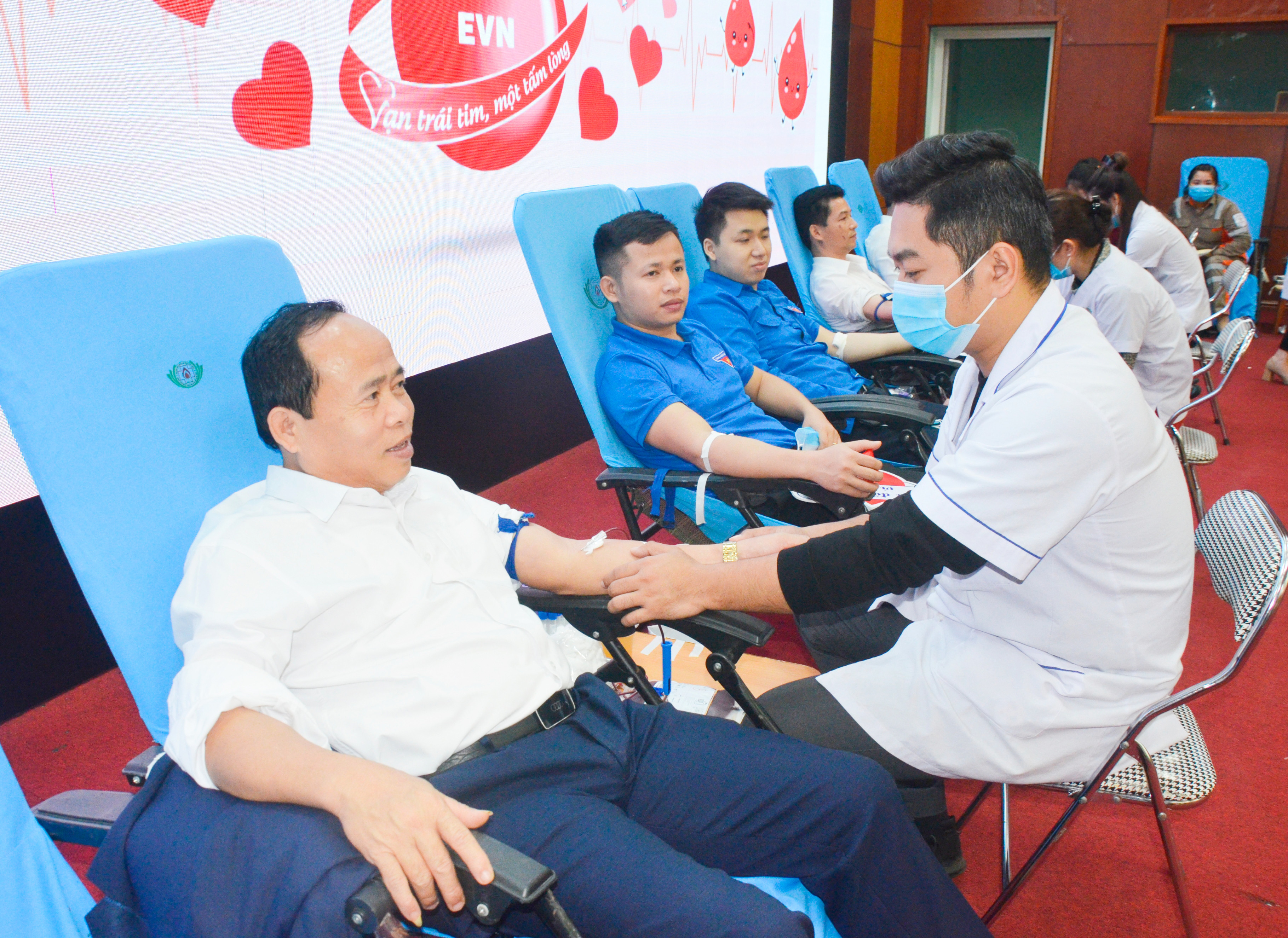 Đây là lần thứ 8 ông Nguyễn Văn Chương - Giám đốc Chi nhánh Điện lực Thanh Chương tham gia hiến máu nhân đạo. Ảnh: Thanh Lê