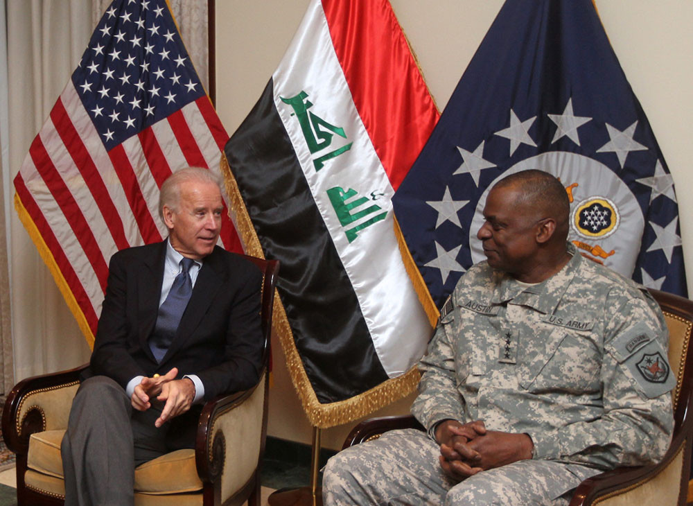Ông Joe Biden khi còn là Phó Tổng thống gặp gỡ Tướng Lloyd J. Austin trong chuyến thăm Iraq bất ngờ ngày 29/11/2011. Ảnh: AFP