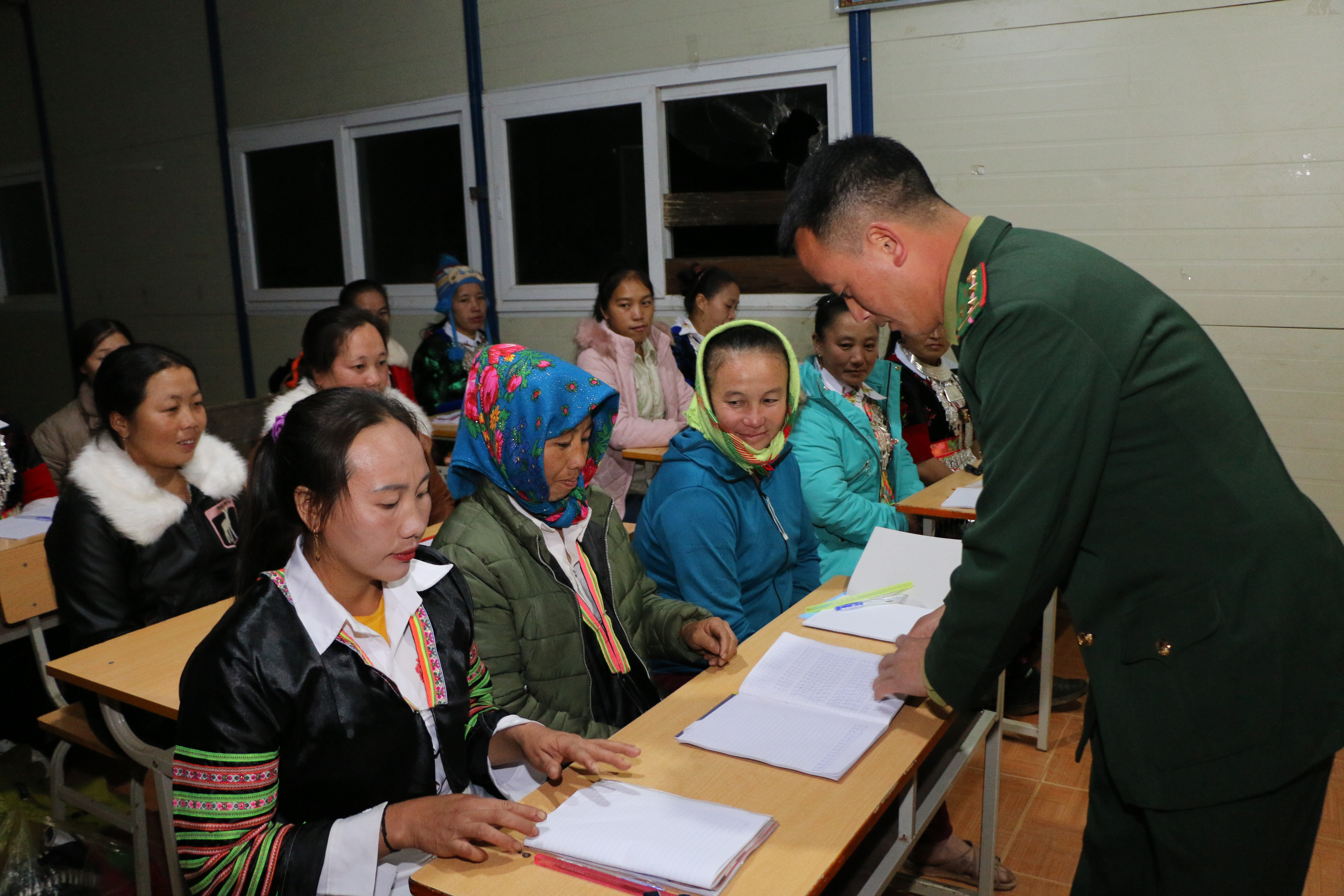 Trung úy Lỳ Bá Chù cũng là người dân tộc Mông, được giao phụ trách giảng dạy một lớp gồm 27 học viên cho biết:Lớp học nhằm giúp đỡ đồng bào, nhất là phụ nữ dân tộc Mông tại bản Huổi Mới biết đọc, biết viết, tính toán, góp phần nâng cao kiến thức, thúc đẩy phát triển kinh tế, xóa đói giảm nghèo ở khu vực biên giới. Năm ngoái, Đồn biên phòng Tri Lễ cũng đã tổ chức một lớp học xóa mù cho 26 học viên phụ nữ người Mông ở bản Pả Khốm