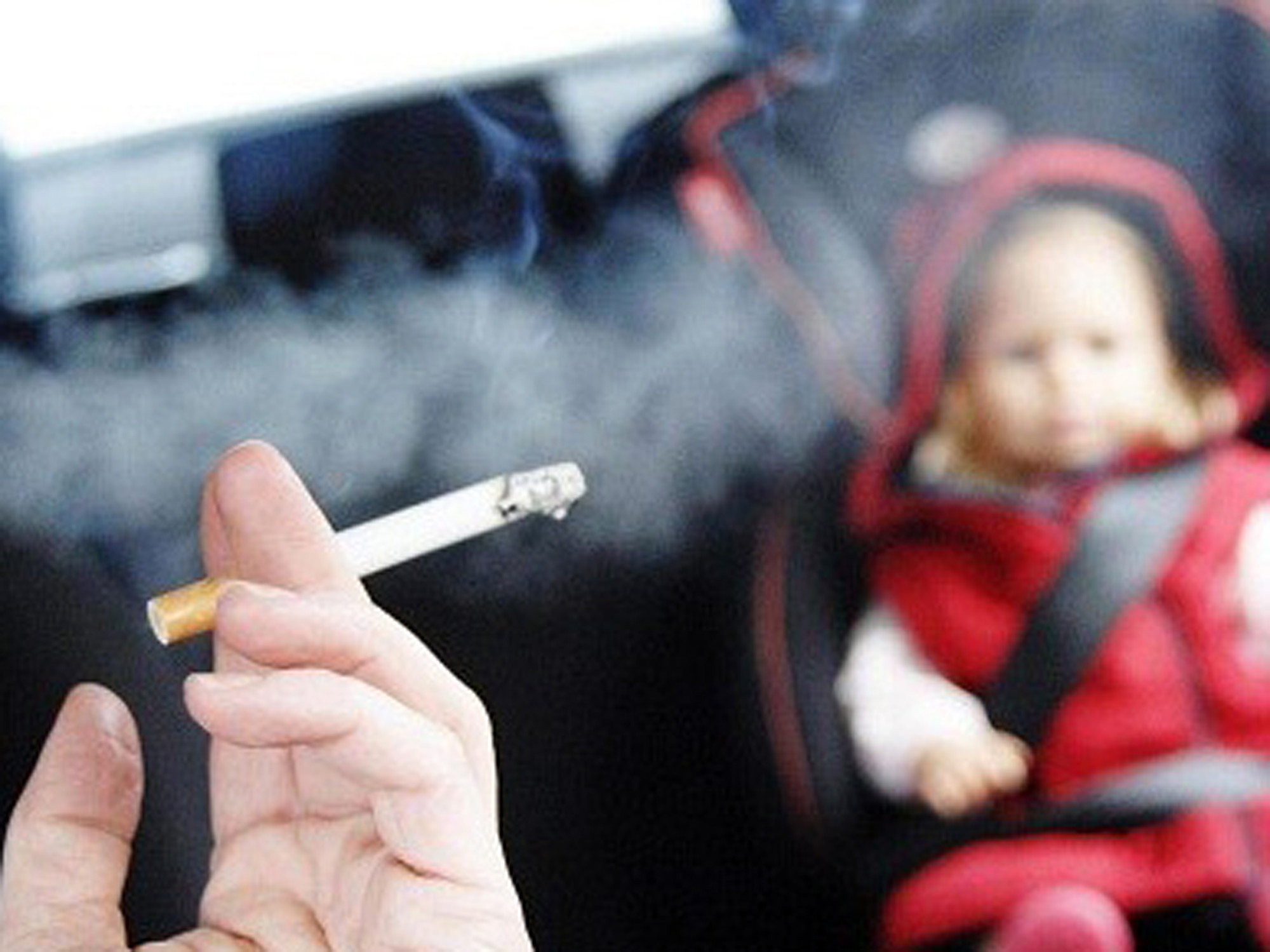 Trẻ có bố, mẹ hút thuốc thường suy giảm trí tuệ, chậm phát triển. Ảnh: Nguồn Internet