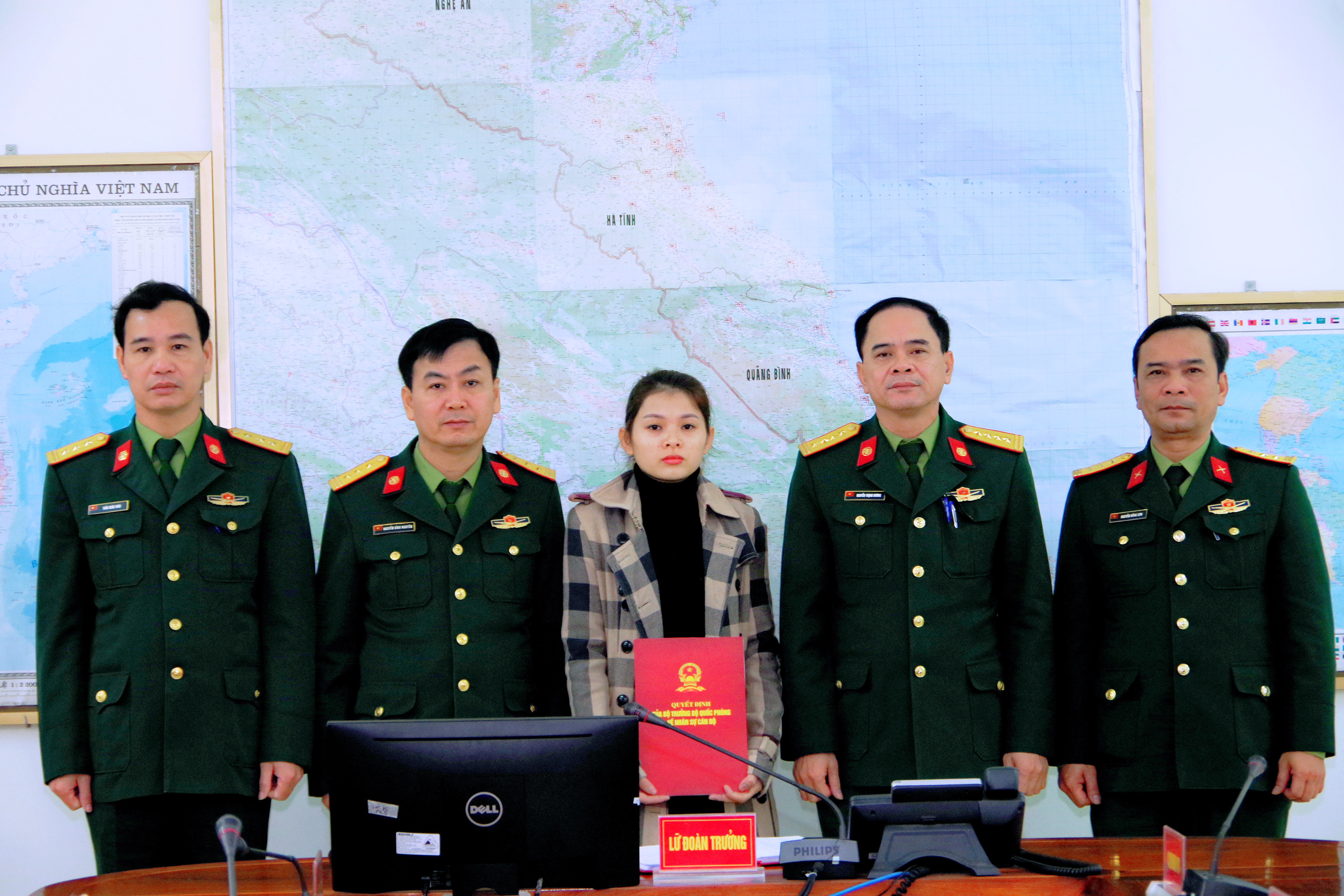 2.Chỉ huy Lữ đoàn trao quyết định tuyển dụng QNCN cho chị Nguyễn Thị Anh