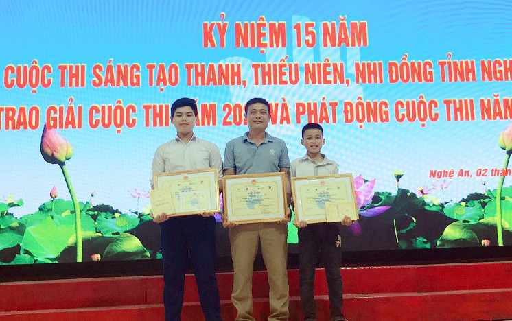 Các tác giả Dự án tại Hội thi Sáng tạo Thanh thiếu niên nhi đồng tỉnh Nghệ An năm 2020. Ảnh: MH