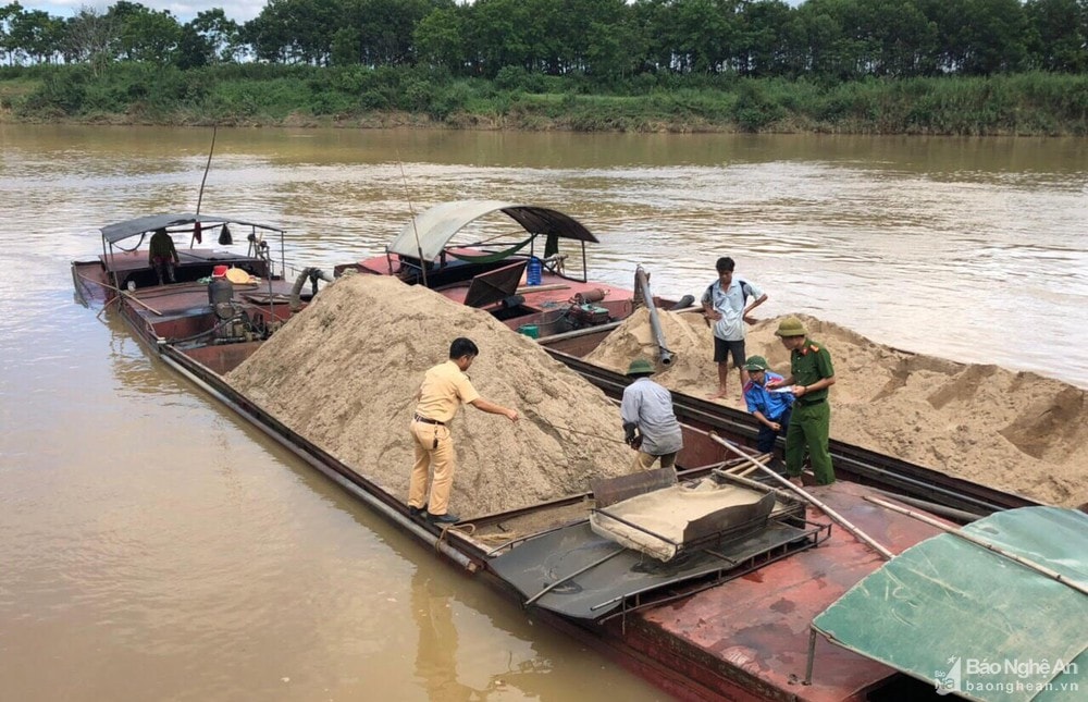 Kiểm tra hoạt động khai thác cát sỏi trên sông Lam đoạn qua huyện Thanh Chương. Ảnh: Nguyễn Hải