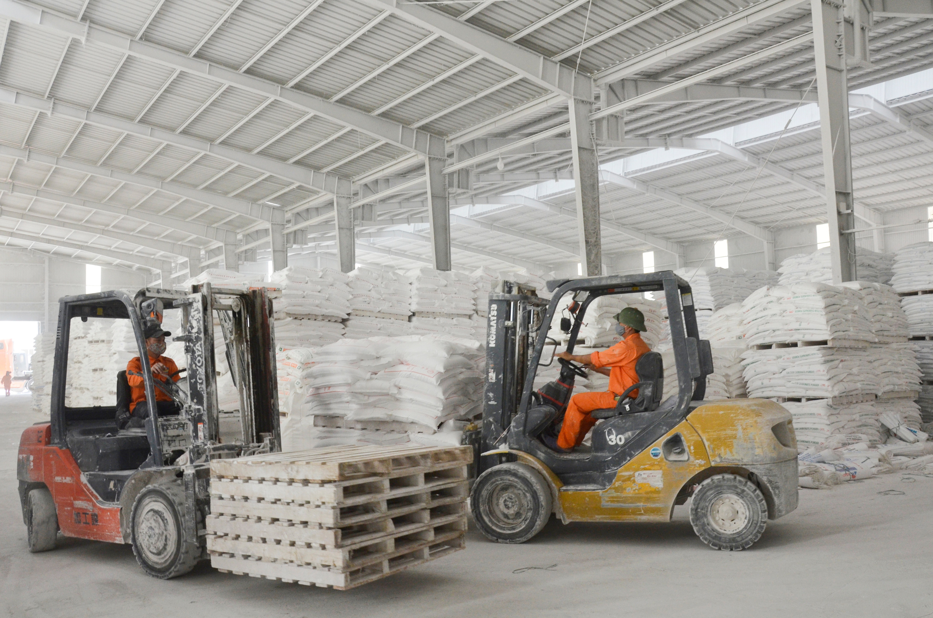 Sản xuất bột đá siêu mịn phục vụ xuất khẩu tại huyện Quỳ Hợp. Ảnh: Thanh Lê