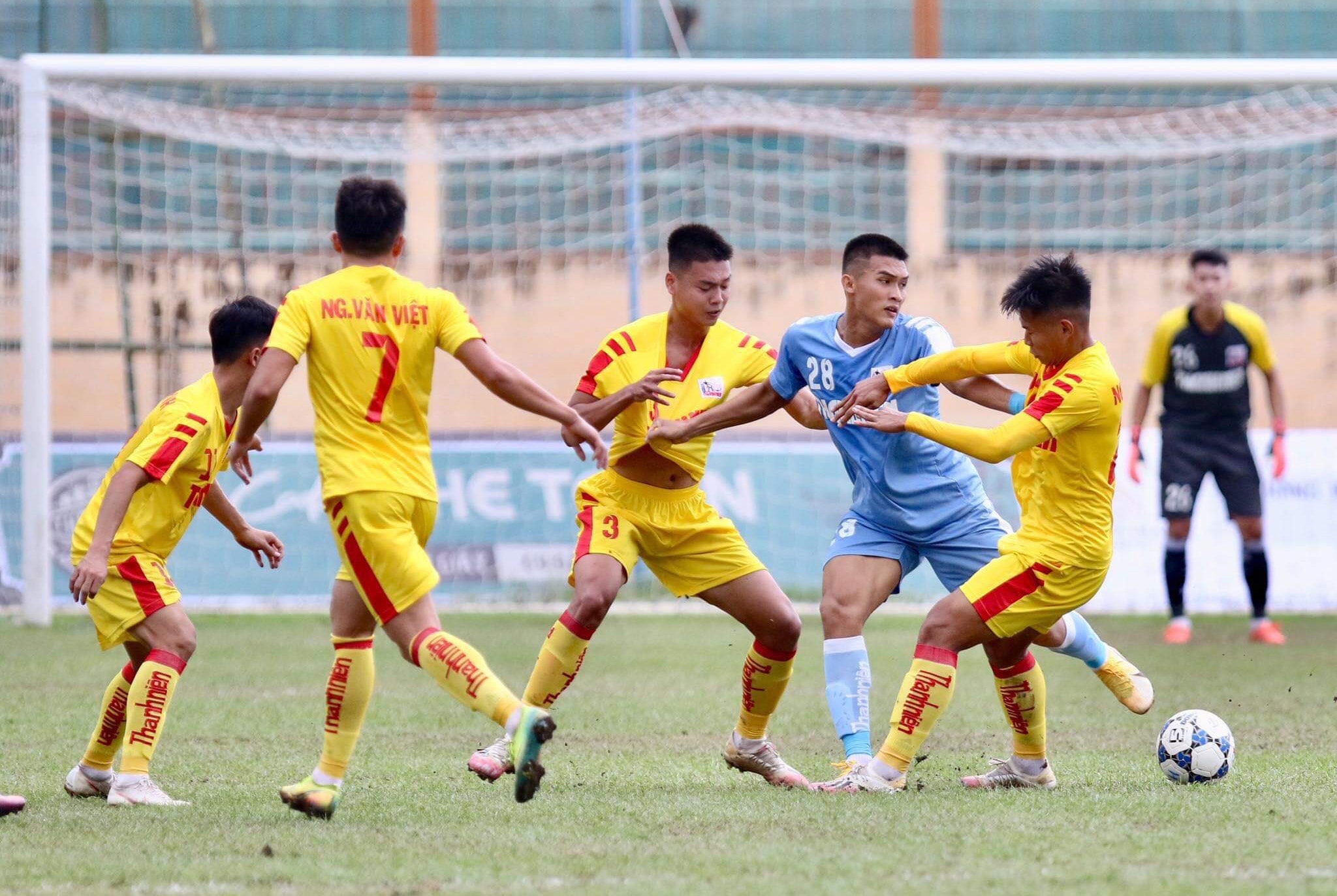 Tiền đạo trẻ Võ Nguyên Hoàng gây ra rất nhiều khó khăn cho hàng phòng ngự U21 SLNA. Ảnh: Hữu Thành