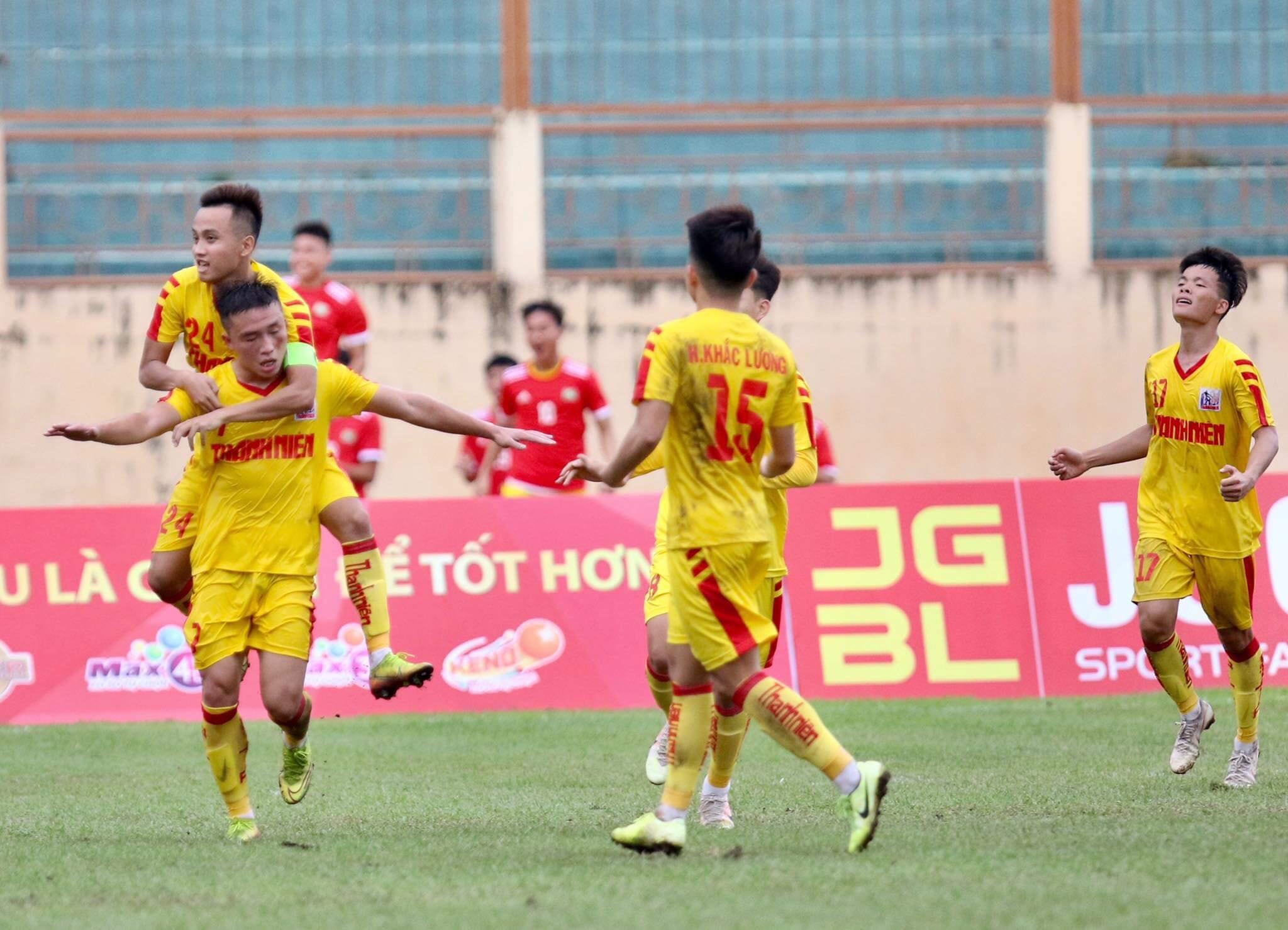 Cầu thủ đang chơi tại V.League là Văn Việt gỡ hòa 1-1 cho U21 SLNA. Ảnh: Hữu Thành