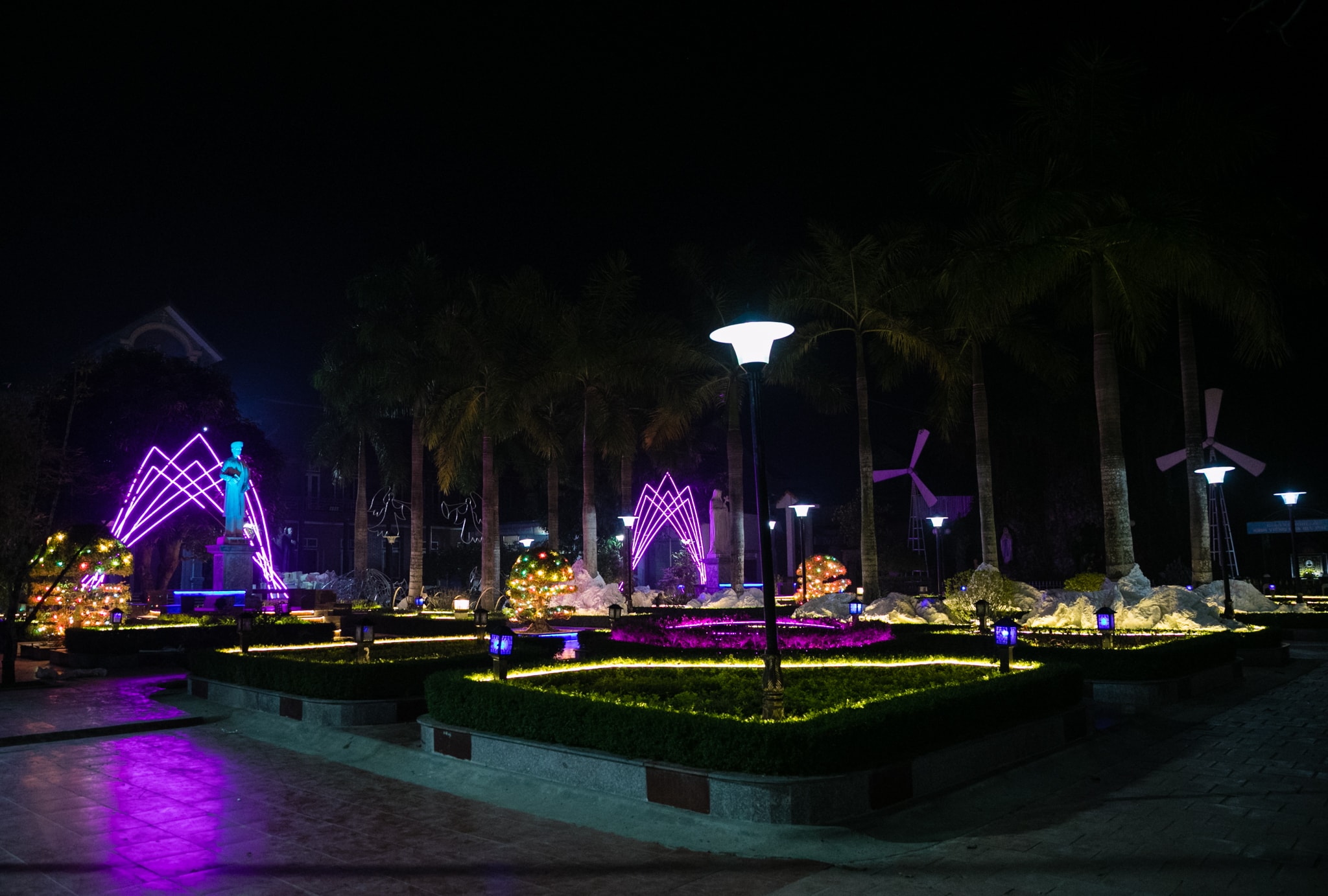 Phía trong nhà thờ vườn hoa được lắp đặt hệ thống đèn LED tạo nên ánh sáng lung linh đẹp mắt. Ảnh: Đức Anh