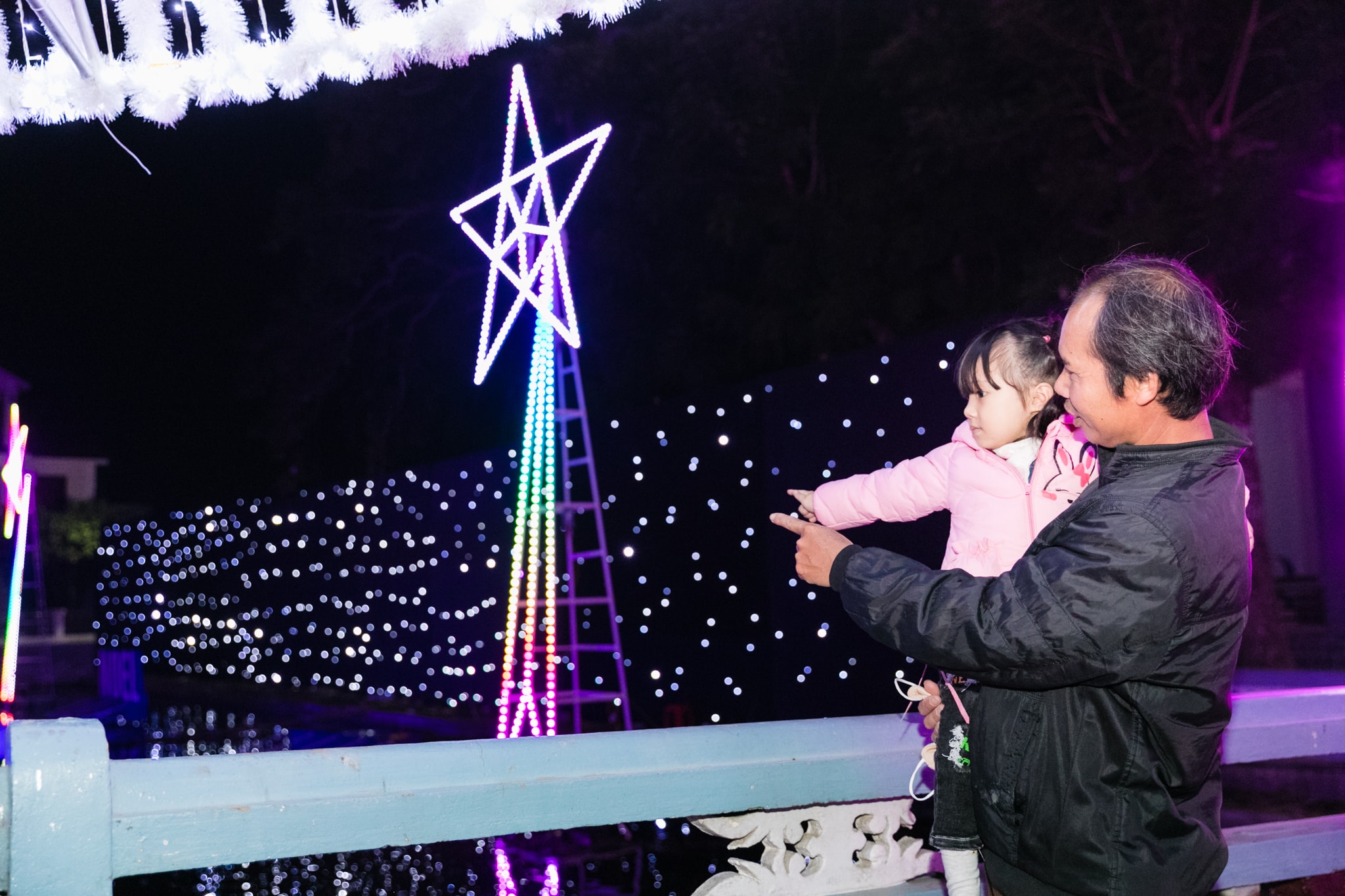 Dù còn cách ngày lễ chính hơn 10 ngày nữa nhưng vao ban đêm nhiều gia đình đã chọn đây là điểm đến hấp dẫn không thể bỏ qua. Ảnh: Đức Anh
